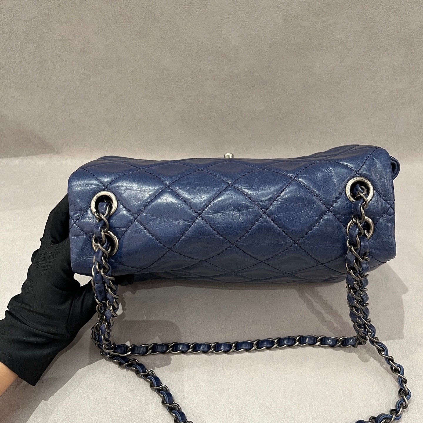【預訂貨品】Chanel 15C油蠟皮深藍色斜孭袋