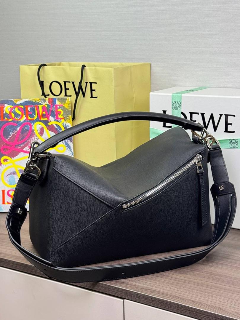 🎈大号𝘗𝘶𝘻𝘻𝘭𝘦 𝘌𝘥𝘨𝘦* ——【👉🏻黑色荔枝纹】 尺寸：𝟑𝟕-𝟏𝟗-𝟐𝟑𝐜𝐦 编码：260404 ❤️ 经典拼图系列，不规则立体几何设计，最具辨识度的立体廓形和几何美学，顶级进口机搭配德国沙菲线，独家定制五金，𝗬𝗞𝗞拉链拉头 ❤️容量超大，颜值高，四季百搭，日常出行通勤必备款