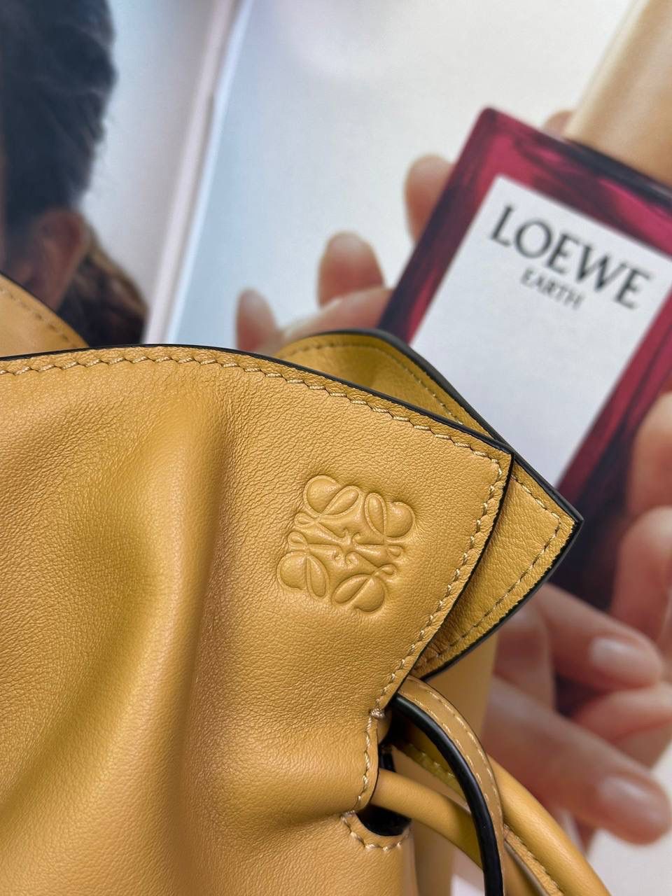 Flamenco clutch✦中号✦ 尺寸：𝟑𝟎-𝟐𝟒.𝟓-𝟏𝟎.𝟓𝐜𝐦 型号：052028 棕色 ❤️flamenco clutch bag可手拿亦可优雅斜挎 云朵般温暖亦轻盈的造型如此简单，💯耐看💯不会out的款式！ ❤️包袋采用进口小牛皮，手感如羊皮般细腻柔软，却比羊皮更加结实耐用，麂皮内衬 ❤️品牌标志性绳结设计，收紧袋口就是小福袋造型，超Q，看着不大实际超会装😇