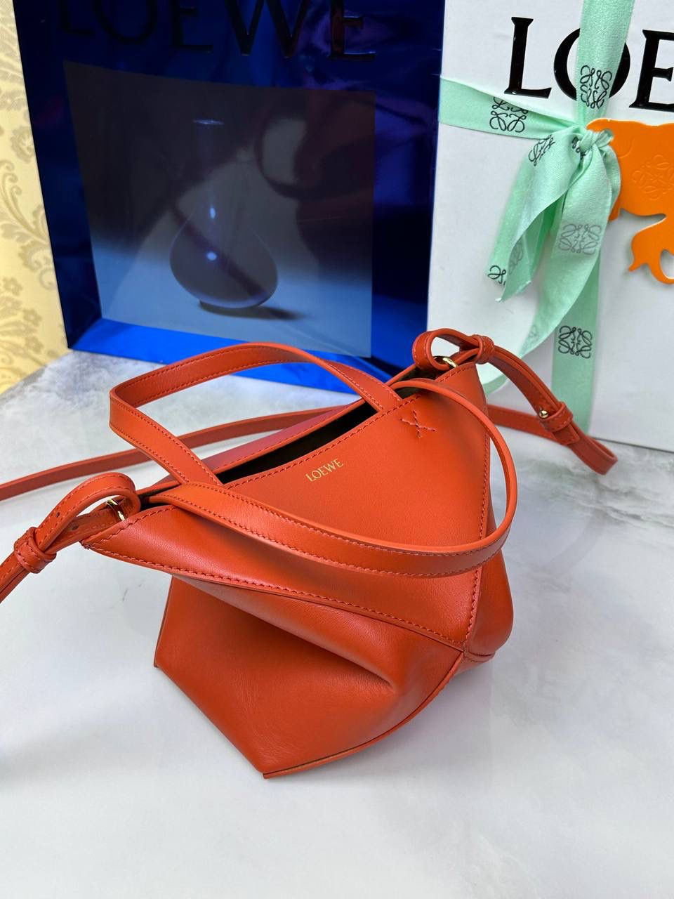 *𝐏𝐮𝐳𝐳𝐥𝐞 𝐅𝐨𝐥𝐝折叠手袋👜* ——全新【𝗡𝗘𝗪】升级‼️ 延续经典𝙋𝙪𝙯𝙯𝙡𝙚的标志性几何裁剪设计，新晋顶流🅰️𝙋𝙪𝙯𝙯𝙡𝙚 𝙁𝙤𝙡𝙚 𝙏𝙤𝙩𝙚以折纸包为灵感，升级成🉑完全折叠‼️的结构，立体与平面任意切换，出差旅行🧳必备单品。小牛皮材质轻且柔软，𝐌𝐢𝐧𝐢尺寸搭配一条可拆卸式肩带，手提，肩背，斜挎多样化背法✨ 尺寸：𝟏𝟔.𝟓-𝟗.𝟓-𝟐𝟎cm 款号：052322