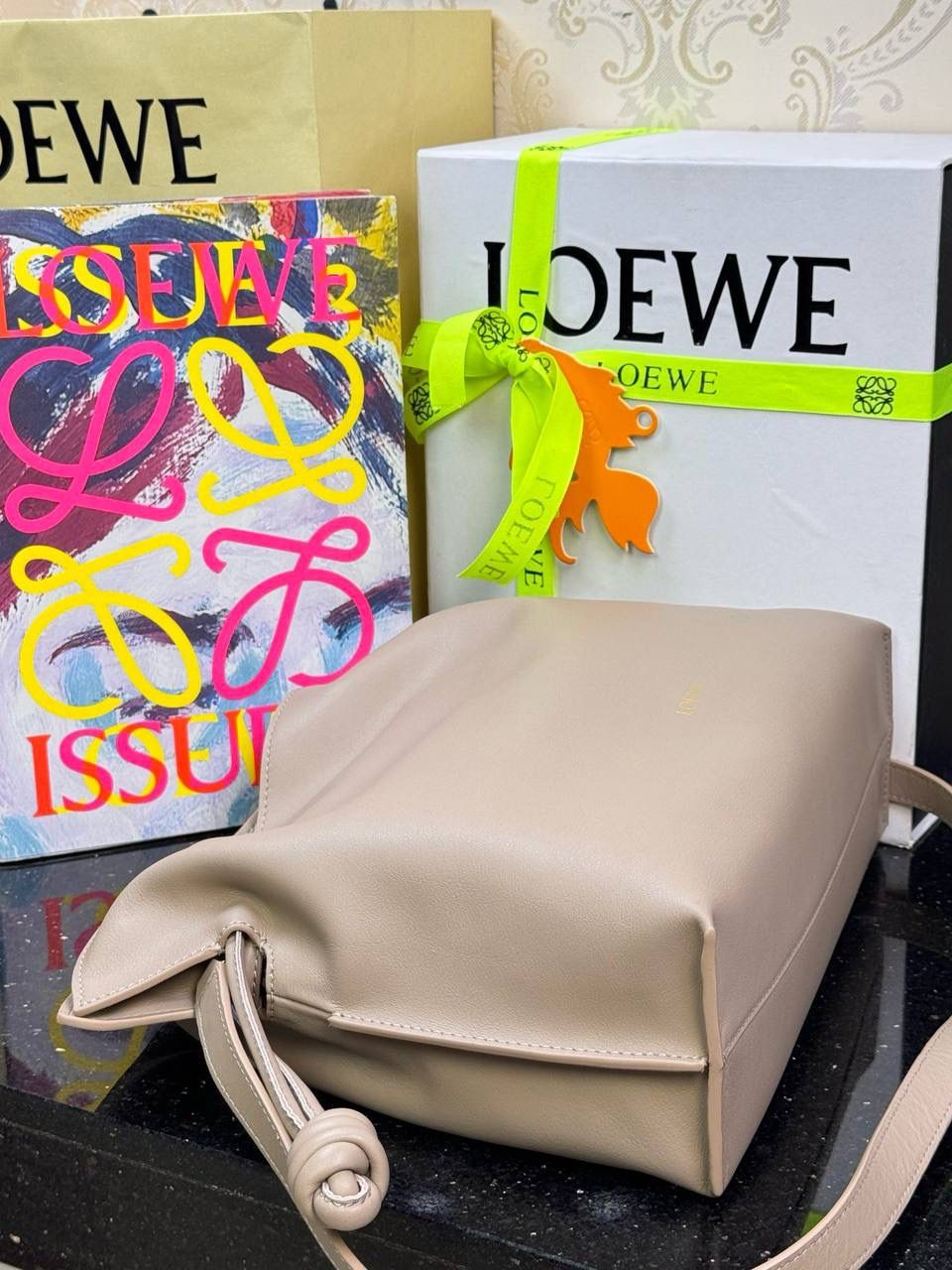 🎈全新升级—中号烫金款𝙁𝙡𝙖𝙢𝙚𝙣𝙘𝙤出货啦✅ ❤️升级版福袋正面新增品牌烫金𝙇𝙤𝙜𝙤代替压印𝙇𝙤𝙜𝙤，肩带加宽同时增加两侧狗扣五金代替原本皮穿扣肩带，精致又便捷🥰 ❤️独家定制皮料五金，小牛皮皮质手感十分柔软且耐用，肩带🉑拆卸🉑调节，多种背法任你选择，容量超大，日常出行必备😍 ❤️独家品控，完全对版细节，全套礼盒🎁包装给你满满的仪式感🥰 中号尺寸：𝟯𝟬-𝟮𝟰.𝟱-𝟭𝟬.𝟱𝗰𝗺 款号：052028 沙色【配全套礼盒】