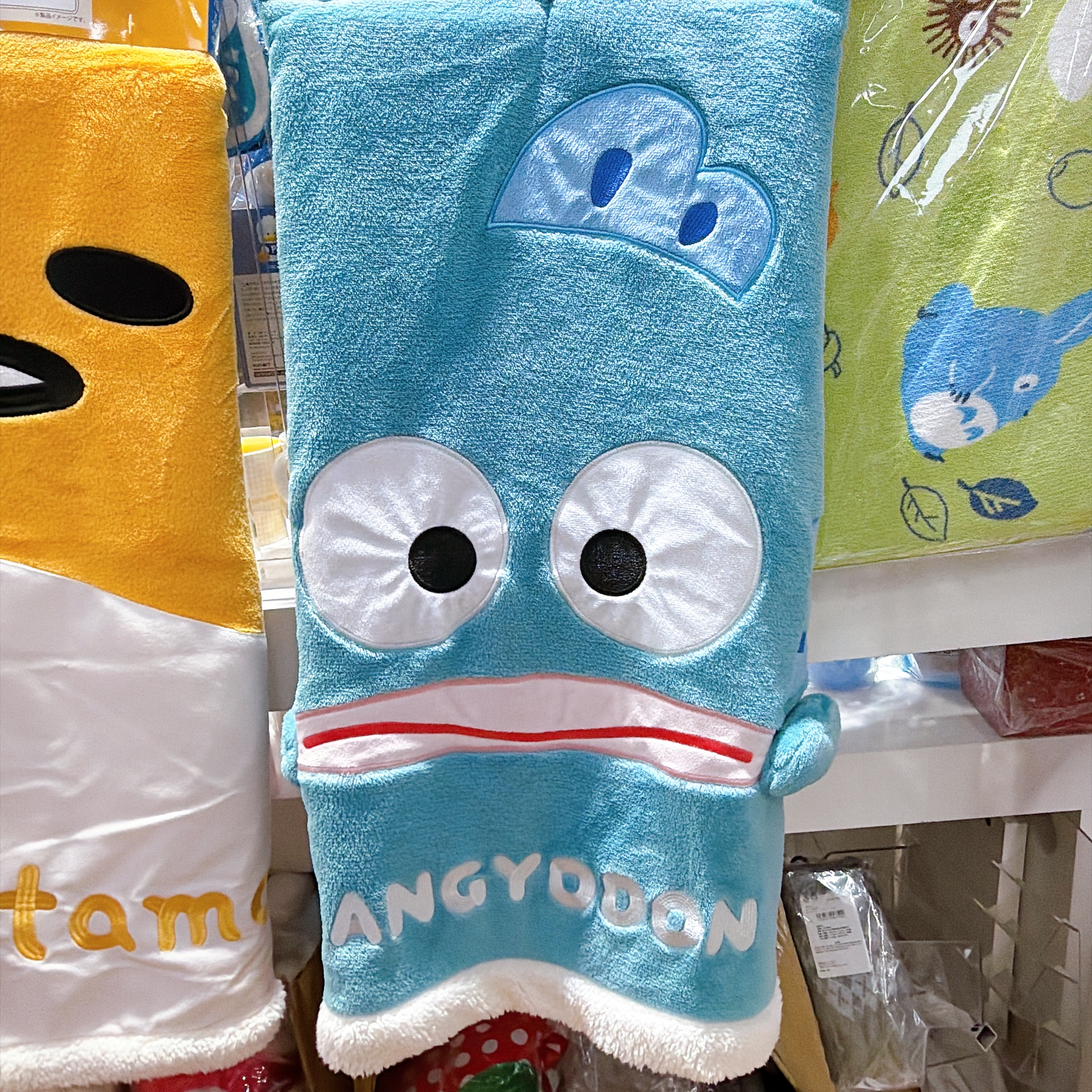日本限定款本年度秋冬開季新款 Sanrio 毛氈70×100有拍鈕可以當做披肩