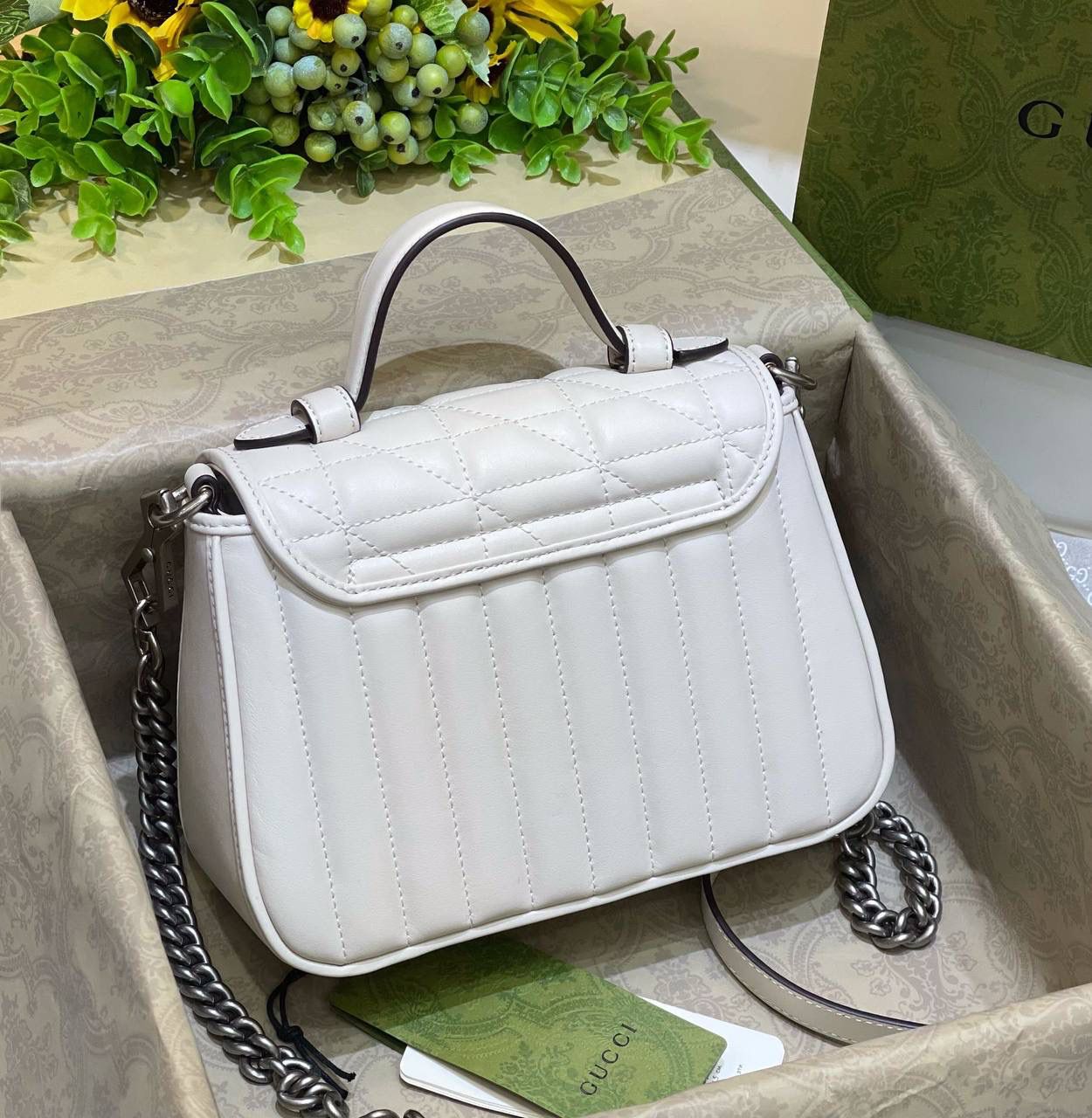 ✈️✈️✈️🔥𝙈𝙖𝙧𝙢𝙤𝙣𝙩 菱格原厂皮# ▫️型号583571 ▫️尺寸 21*15.5*8cm G家新款系竖菱格主题，焕新演绎经典造型，选用原厂牛皮材质，饰带银灰色双G，可拆卸金属链肩带设计，可令手提包轻松转换成肩背包，打造多种携带选择。