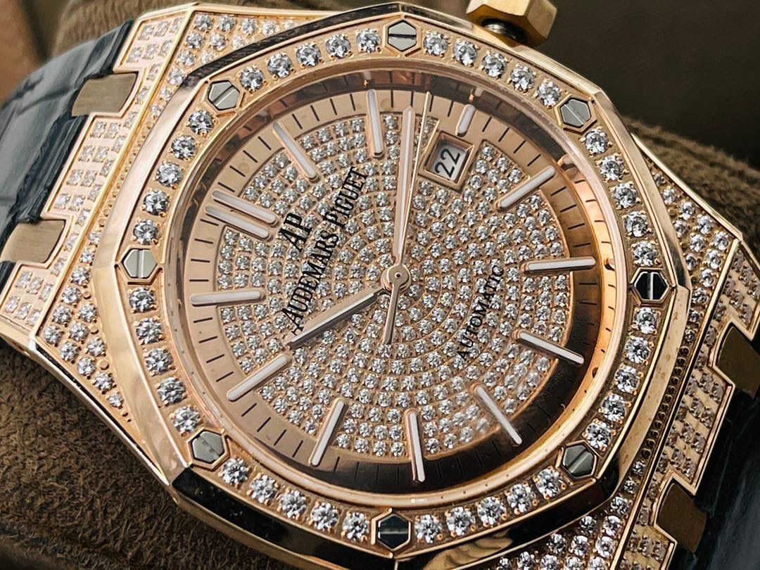 市场V4最高版本 爱.彼皇家橡树15400满天星系列腕表！ 1⃣️搭载进口9015机芯机械改装Cal.3120机芯，走时精准！ 2⃣️直径41MM！厚度9.8MM！ 3⃣️全表采用高亮度钻镶嵌，技艺精湛，不掉钻！ 4⃣️采用圈口可拆卸结构，市场大部分版本圈口不能拆卸！ 5⃣️316L全钢精磨工艺，质感更好！ 6⃣️全钻表盘，搭载高端指针！