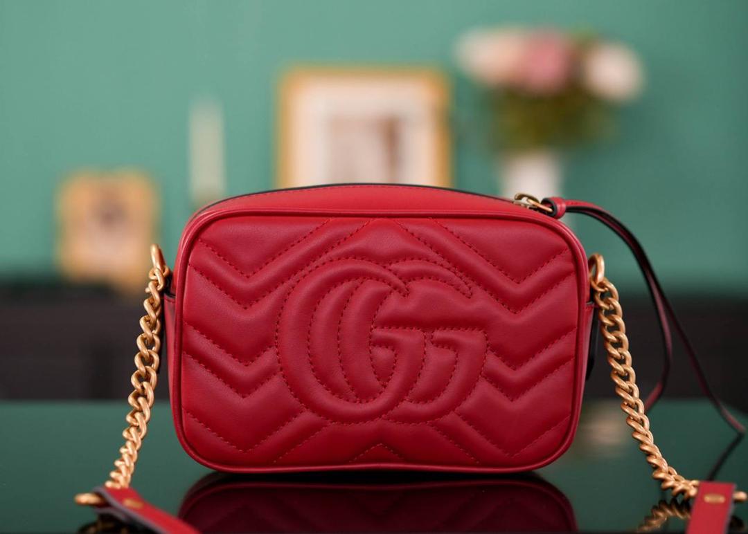 👜🔥Marmont系列绗缝迷你相机包 红色 18cm （原厂皮 全铜五金） 正品售价¥12.000 独家原厂皮发售 限量级别 自重很轻 链条搭配皮革的肩带不怕溜肩 毫不夸张说 绝对是日常使用出场率最高的包 官方款号 448065 尺寸迷你：18x12x6cm 小号：24x13x7cm