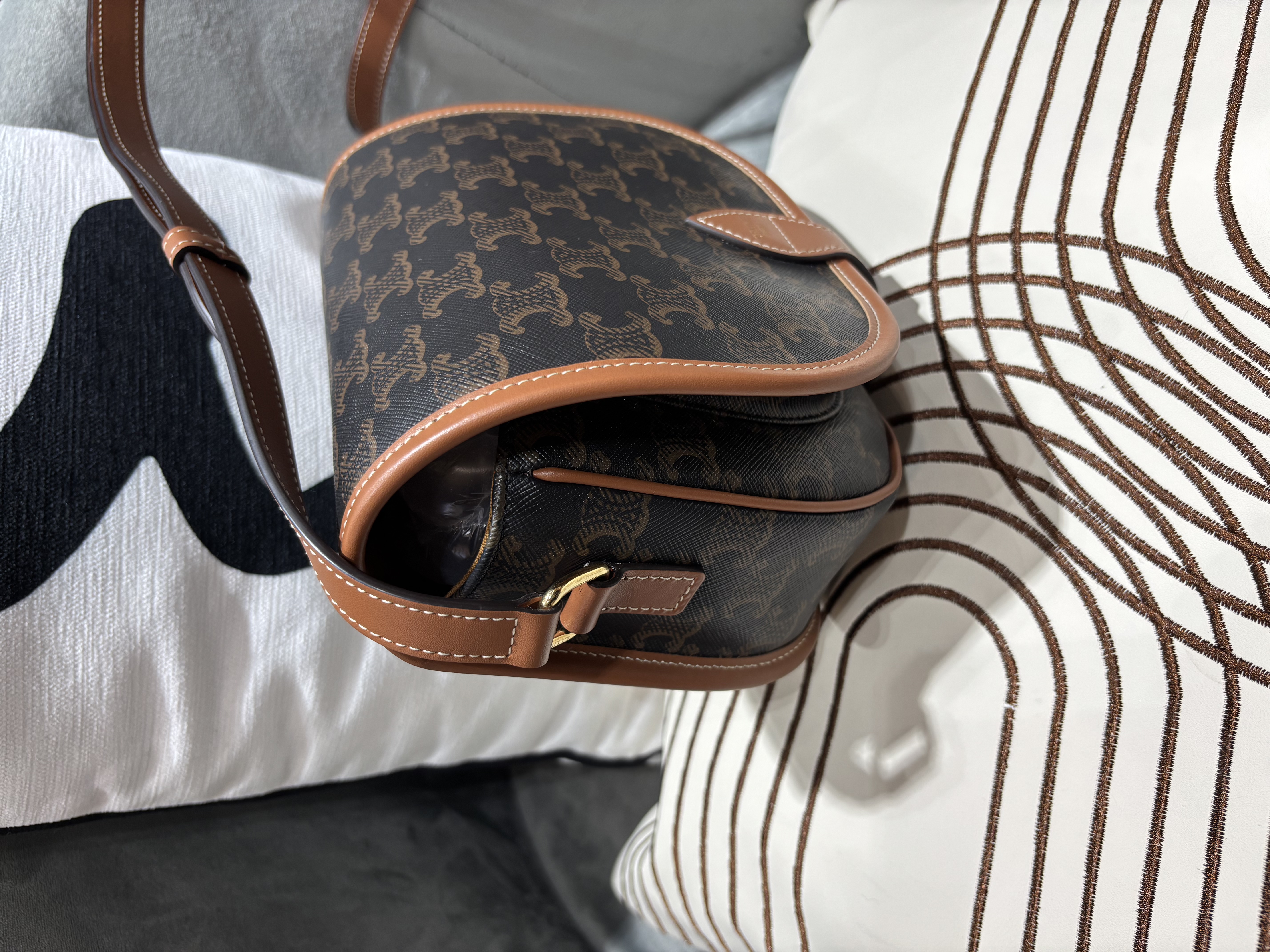 全新未使用品 CELINE FOLCO medium Crossbody Bag 100%Authentic, 全新未使用品 ✅tap✅dust bag