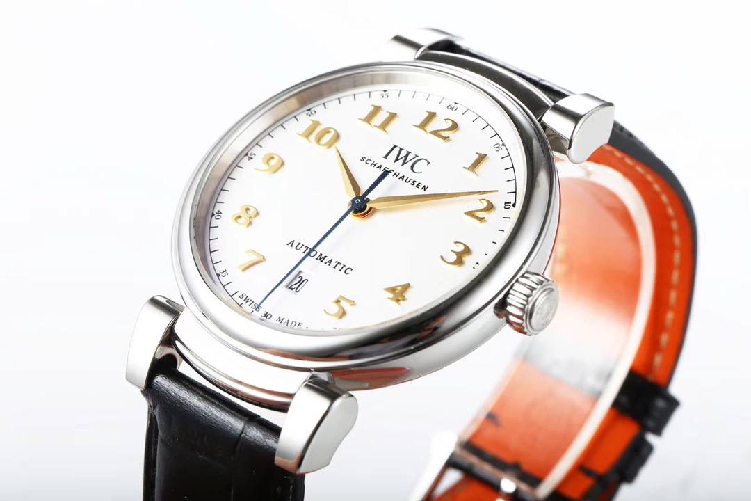 IWC达文西系列 【温文尔雅 表中典范】MK万国新款腕表——达文西356601横空出世。尺寸40毫米X10毫米 柔软耐用的ITALY小牛皮表带配合传统式精钢表扣，最大限度满足了舒服贴手的体验。【表壳】每一个浑圆型的表壳都经过mk制表师专心致志的打磨，可移动式表耳使表带更加贴合手腕。两者配合使腕表产生独特的复古魅力。【表盘】铜制的表盘加入镀银的工艺 mk探索正品工艺不断挖掘原装技术本源。每一个阿拉伯刻度都由mk制表师镶贴而上，体现其精湛的技艺。字面上的logo印刷采用于原装一样的浮雕式印刷工艺，美轮美奂且富有立体感。【机芯】采用优雅纤薄的海鸥2892自动上弦机芯，具备逆时针调试日历的功能（吻合正品）我们精心制作出万国表独特的外观魅力，更是追求复刻其内在的灵魂。