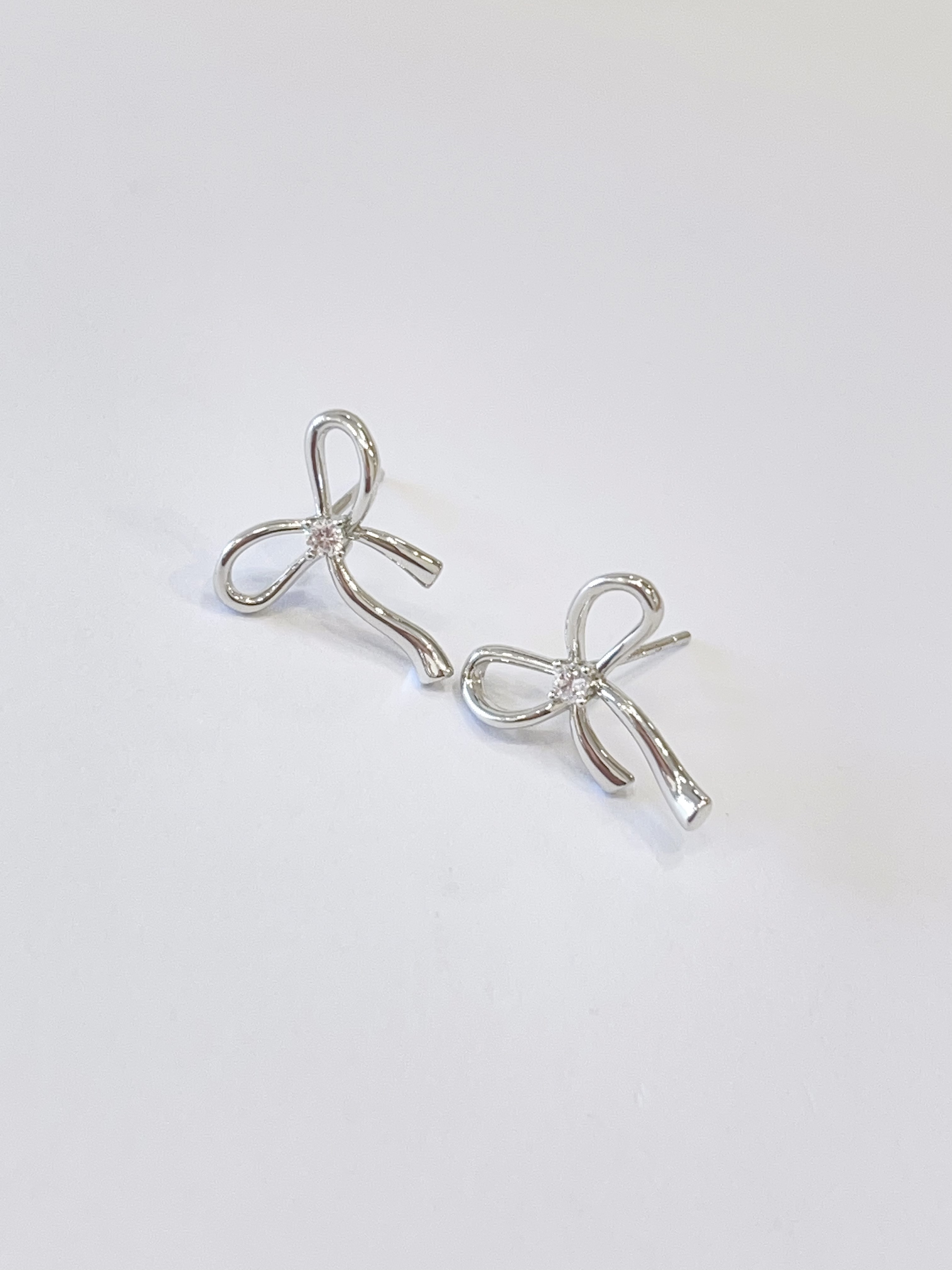 简约银色线条蝴蝶结耳环