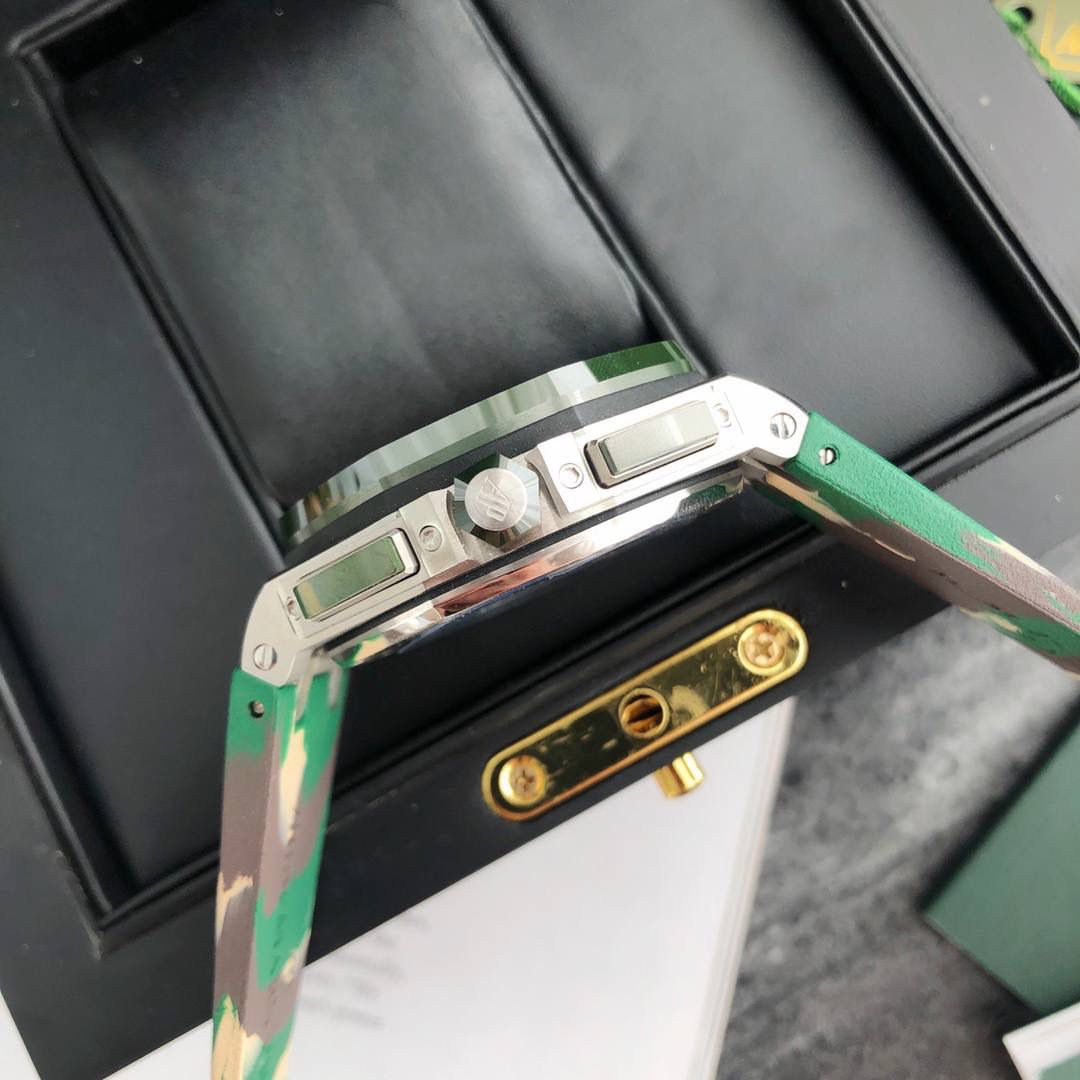 皇家橡树 - 爱彼AP 26400系列 44毫米直径 市面上最好版本的超级复刻 柔软硅胶带 皇家橡树离岸型 男士全自动机械腕表 ，316L精钢表壳 ，搭配原装复刻定制机芯Cal.3126全自动机械机芯 走时精准 稳定，透视后盖 裸露的机芯跟正品一模一样，反炫光蓝宝石玻璃 ，超级耐划痕，搭配原厂模具橡胶表带，原装针扣 ，300米防水，整壳套超高品质，超A做工，非市场普通货，货有所值 ，硬汉必备神器，爱彼入门级腕表 强烈推荐，制作耗时又耗精力，尽可能把最精至的腕表呈现给各位腕表爱好者。