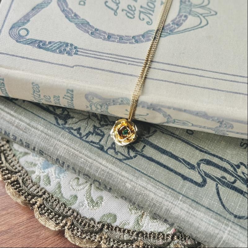 Vintage Dainty Golden Rose with Emerald Green Rhinestone Pendant Necklace (MT2070)