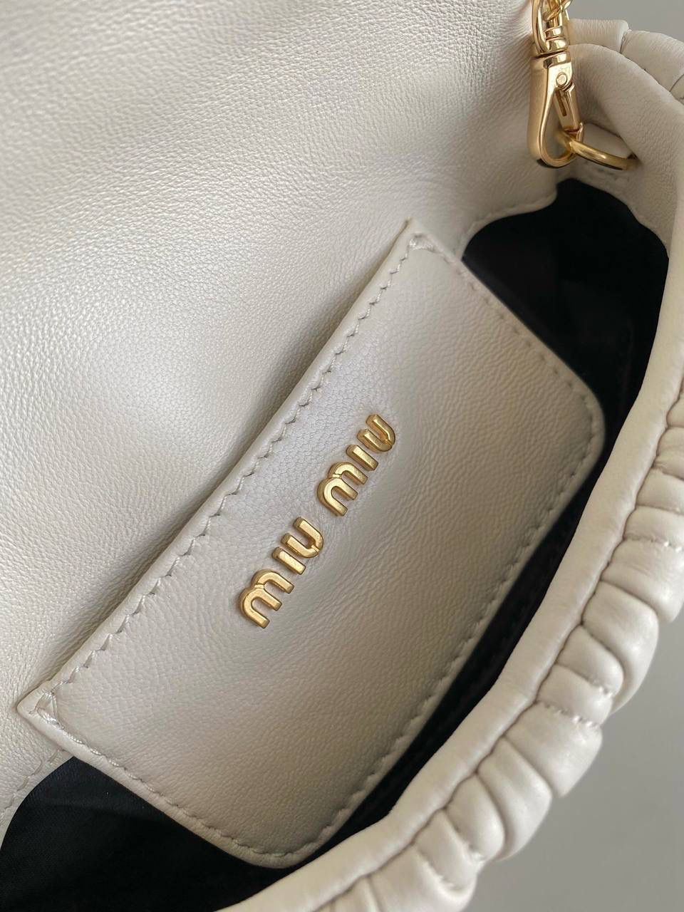 🈶白色 𝗠𝗶𝘂𝗠𝗶𝘂 𝐰𝐨𝐜链条包 咱就是说是不是不止我一个人喜欢这款链条包⛓真的好好看！精致的一塌糊涂，当一只手拿包也能彰显气质 我们用的是进口小羊皮！非国产皮料 肉眼可见的细腻，软软糯糯触感非常好！ 他家经典独特的褶皱工艺，是要有一定厚度 底料太薄了都做不出它的饱满 弹性 更不是市场通货干瘪瘪的褶皱，实在太假 我们新合作的老师傅在这细节上扣的很认真 一缕一折都有zp的神韵，且做到对版！！追求高品质的来 18×9.5×4cm #F0003m