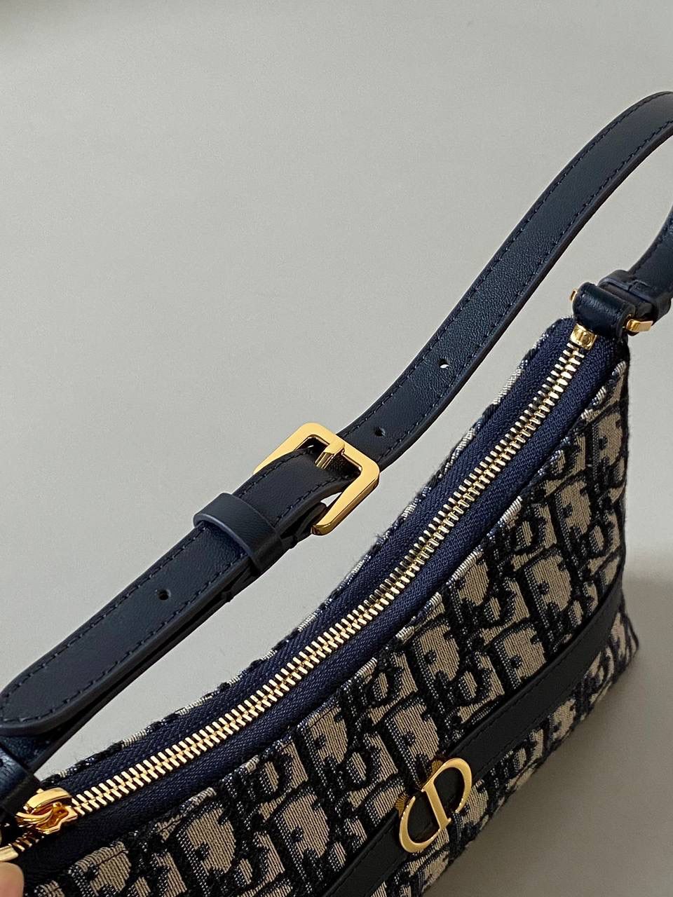 🈶老花蓝 𝐃𝐢𝐨𝐫 𝐦𝐢𝐬𝐬 𝐜𝐚𝐫𝐨水饺包 喜欢腋下包的有福啦！ miss caro系列的这款迷你单肩包 性价比极高，线条自然流畅 看着虽小，但装promax还绰绰有余 很适合日常出门、通勤、出游、轻装上阵 极尽优雅！ 23×13×6cm #💰118005m