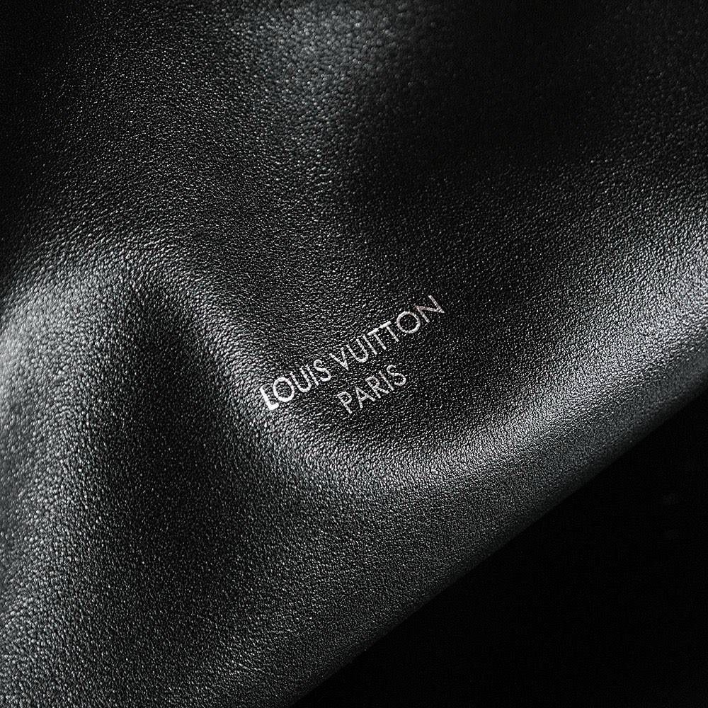 𝐂𝐀𝐑𝐑𝐘𝐀𝐋𝐋 𝐃𝐀𝐑𝐊中号👜✨ ↘爆款𝐶𝑎𝑟𝑟𝑦𝑎𝑙𝑙 𝐷𝑎𝑟𝑘黑武士，强烈推荐闭眼入！ 羊皮面料搭配着老花肩带点缀，简直又是新宠大爆款， 慵懒随性感轻松拿捏🤏🏻 上市后一直处于一个断货王的存在！ 五金材质：电镀纯钢五金 皮料材质：法国进口小羊皮 尺寸详情：𝟑𝟗*𝟑𝟎*𝟏𝟓cm