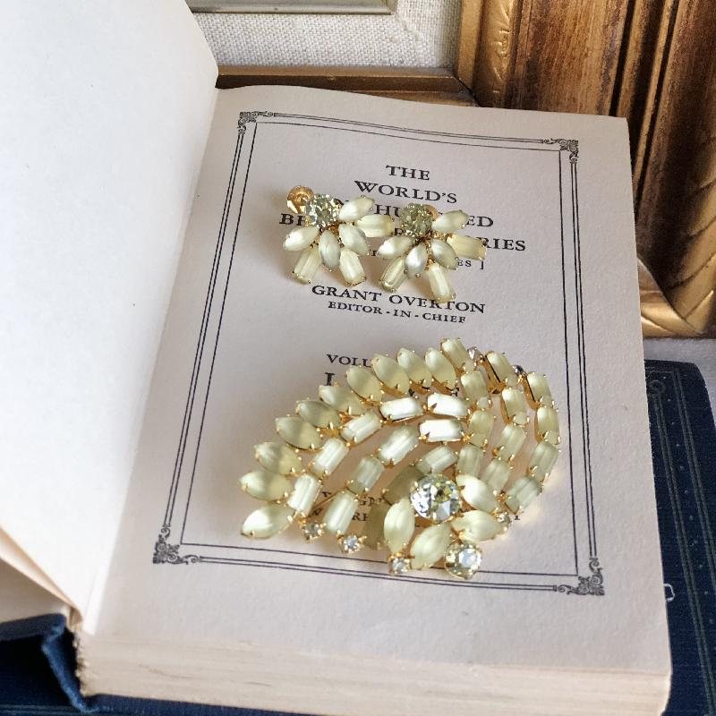 Vintage 1950s Light Yellow Frosted Glass Brooch & Screwback Earrings Set (MT1309)