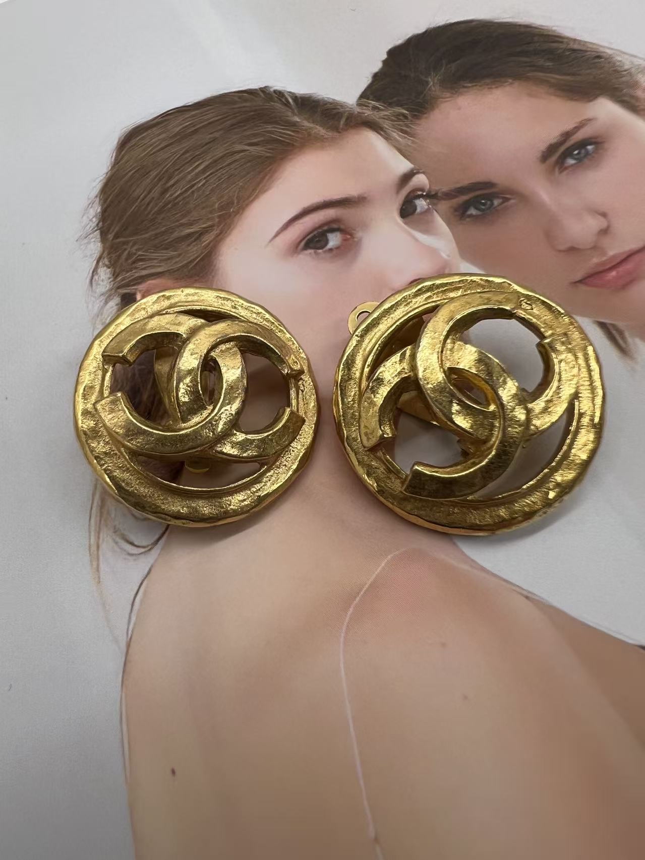Chanel 簡約Logo金色耳飾