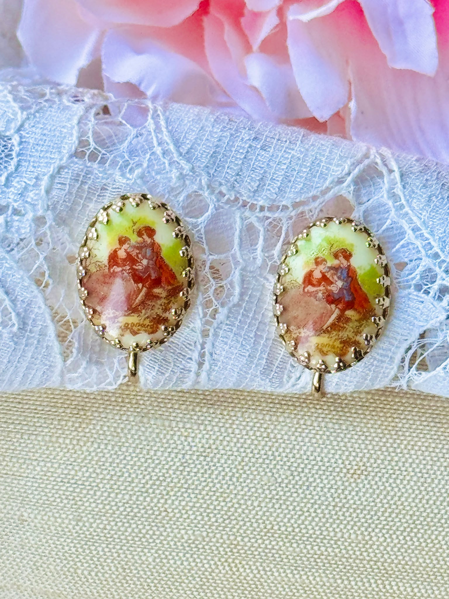 Vintager C.a. 1970s Courting Couple Clip Earrings (MT2644)