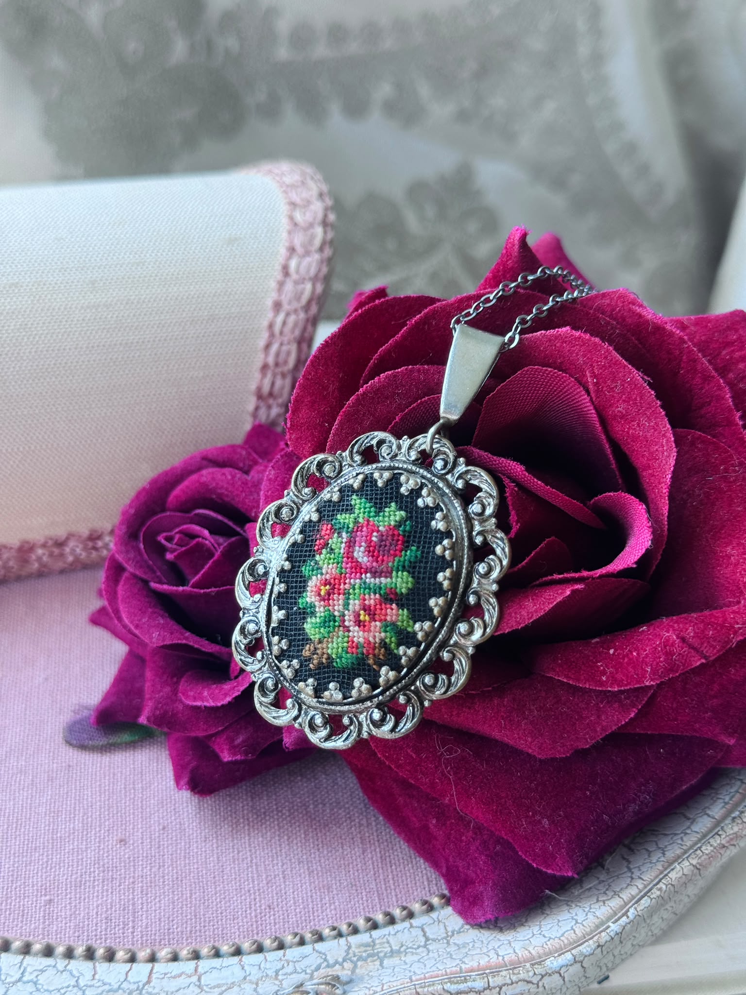 Vintage Mid-century Bouquet  Petit Needlepoint Scrollwork Framed Pendant Necklace (NZ118）