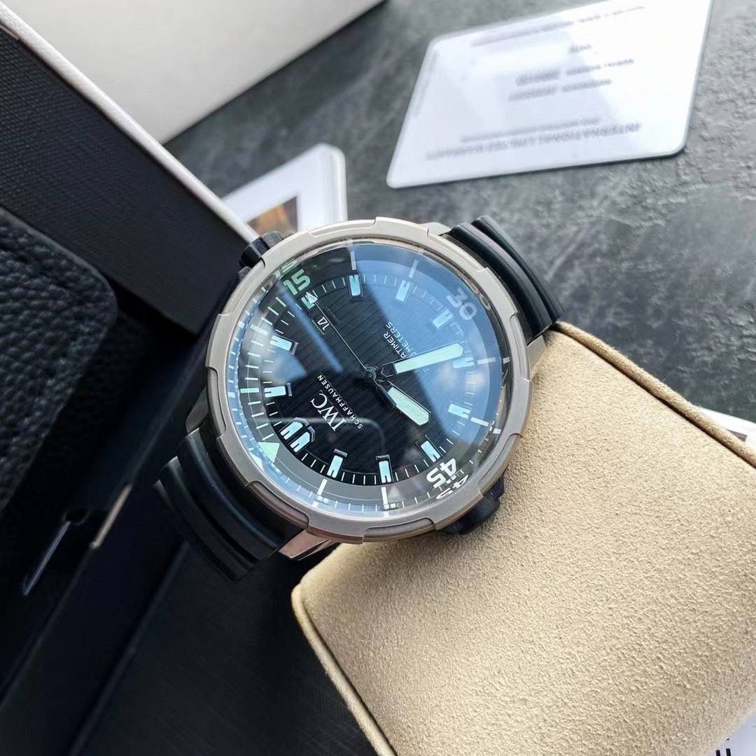 最新款上即将来袭，海洋王者不止水鬼，深海之星万国海洋时计2000自动腕表——只为男人制表！ 专为潜水员及潜水爱好者打造顶级潜水仪器，即使是对于极端的水下作业也不在话下，表壳直径46mm，以钛金属打造。腕表采用一枚造型精美的穹形蓝宝石水晶玻璃表镜，富有机械感的齿轮形表冠，黑色橡胶表带！机芯采用亚洲超级稳定的Aisa2824全自动机芯，3点简洁的日历窗口，表底深海潜水员的经典潜水头盔，一款适合生活悠闲及夏天潜水游泳的最佳选择🔥