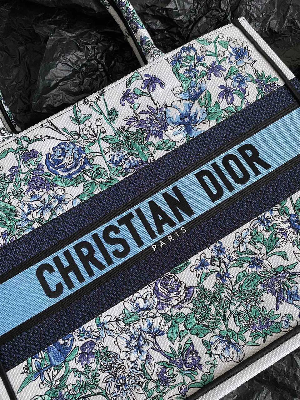 🈶蓝白花卉，中号 𝗖𝗗 𝗕𝗼𝗼𝗸 𝗧𝗼𝘁𝗲 23最新购物袋 白色底，蓝色与紫色映衬的花卉和绿叶 几分漫而梦幻的氛围气息，清新活力 给人一种愉悦，治愈，纯净美好的感觉🥰💕 温柔又自由的蓝，不急不躁的态度很微妙 拨动心弦的花卉世界，一定不要错过！😎 36×27×16cm