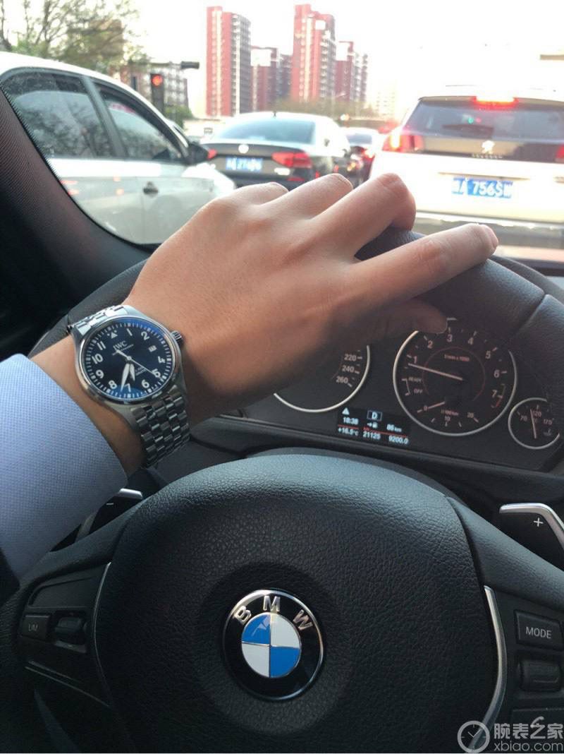 硬货首发，市场独家！IW3270156 。316L精钢材质，非凡工艺，让小厂知难而退！万国飞行员马克十八传承腕表，采用原装瑞士ETA王牌机芯，40mm表径，全数字刻度超强夜光，双面防反光凸状蓝宝石玻璃表镜。原版1比1开模钢带，在很多细节的把控上都已达到行业顶级，且多项可为标杆，整表细节一丝不苟。 原装价格4W多，一般人均可轻松驾驭，此款万国飞行员腕表视为万国经典款型，任何场景着装均适合佩戴，可谓百搭神器。全套包装出货