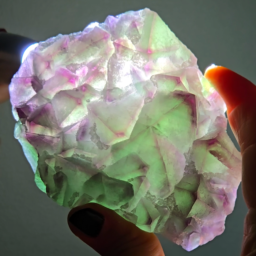 Purple-edged octahedral fluorite floater - FL281
