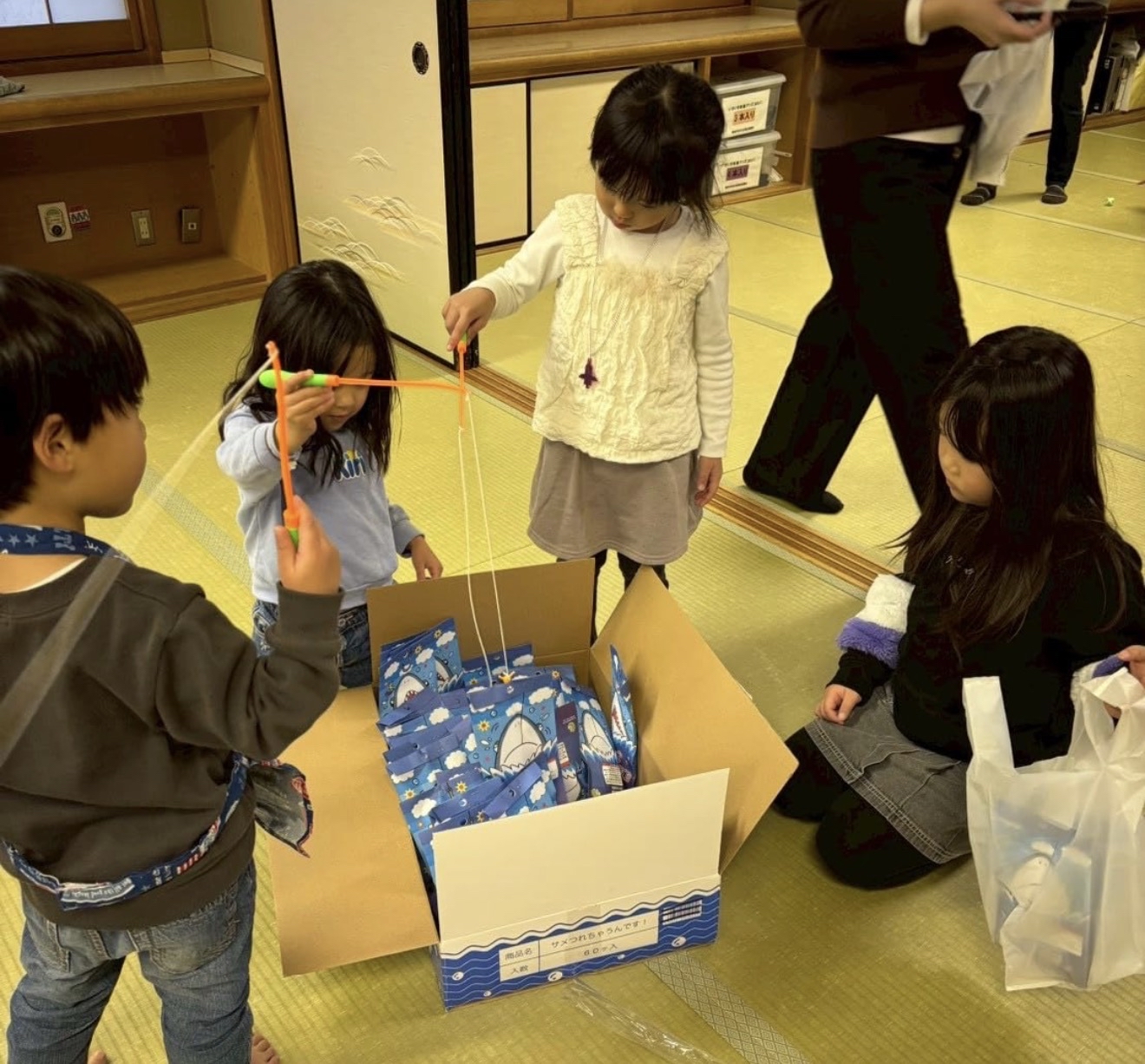 日本抽獎玩具鯊魚袋（包括3支釣魚竿）