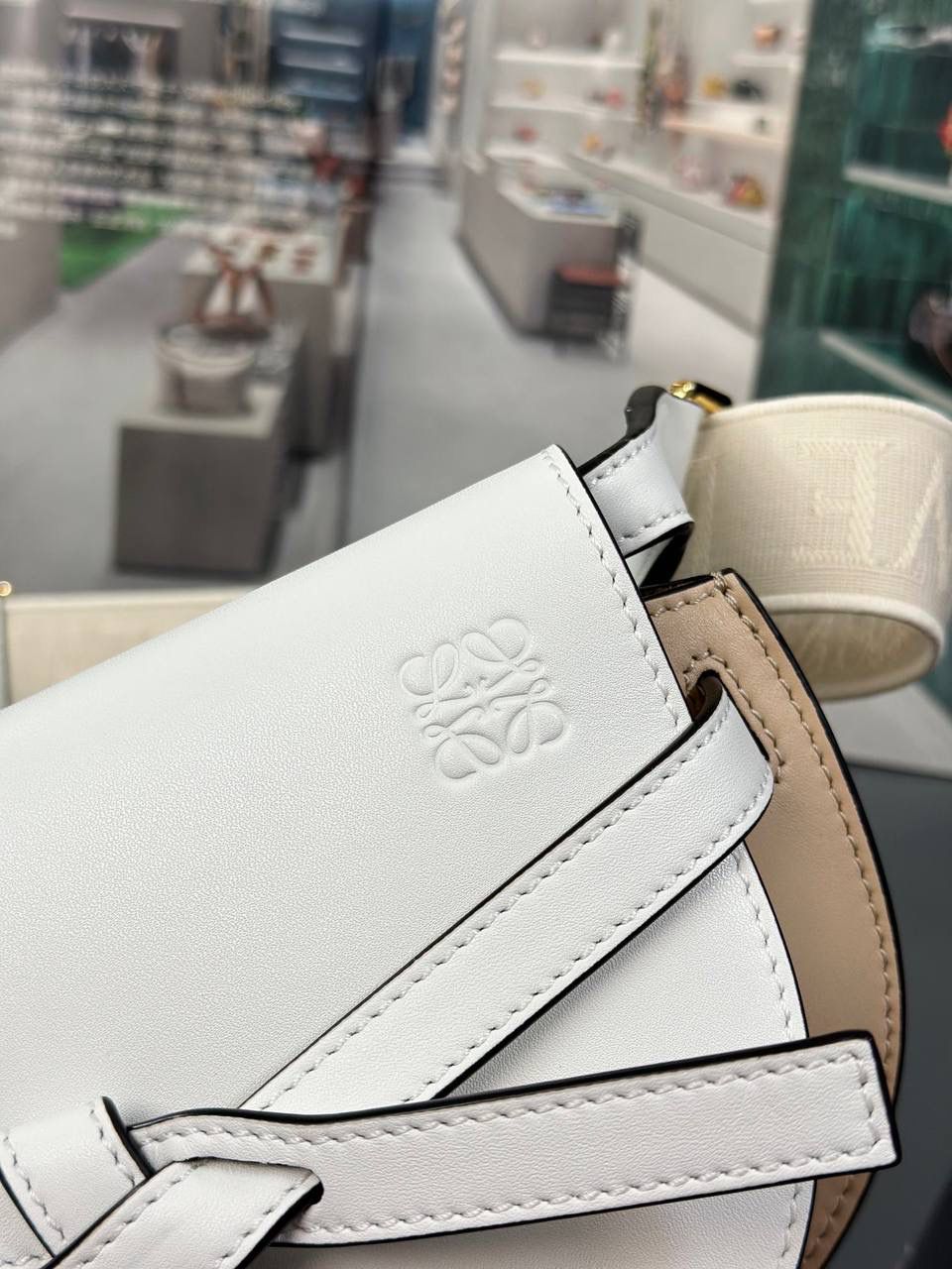 *𝘔𝘪𝘯𝘪 𝘎𝘢𝘵𝘦 𝘋𝘶𝘢𝘭 马鞍手袋 ✨上新 new in✨ 尺寸:15*12.5*9cm（中部最宽处21cm） 编码:522127 颜色: 织带/全麦拼白色 将原本的细肩带更换成存在感更强的帆布宽肩带，点缀logo印花，休闲率性感满满！ 包身采用非常柔韧光滑小牛皮，内里麂皮，内置两个卡槽，Puls🉑️无忧。 经典造型手袋，换上了新肩带，估计又有不少包控要失去抵抗力啦👏🏻