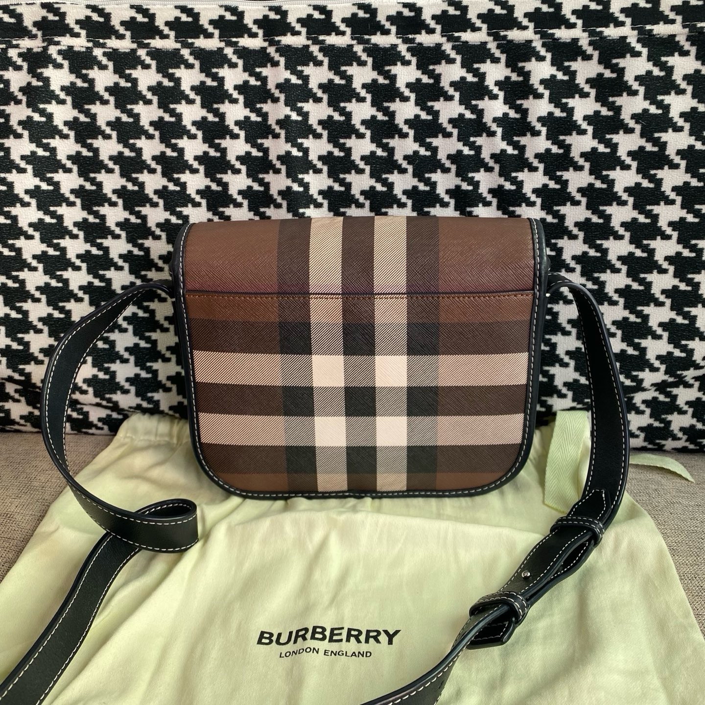 【預訂貨品】Burberry經典格紋郵差包 