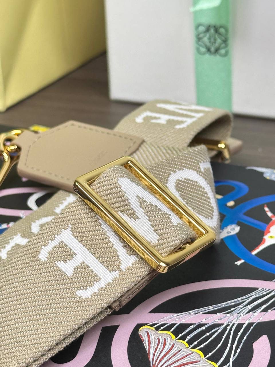 𝐀𝐧𝐚𝐠𝐫𝐚𝐦 刺绣肩带「沙色/新」 👈 全新升级上线♻️ 尺寸:131-4cm（长度可调节） 编码：182323