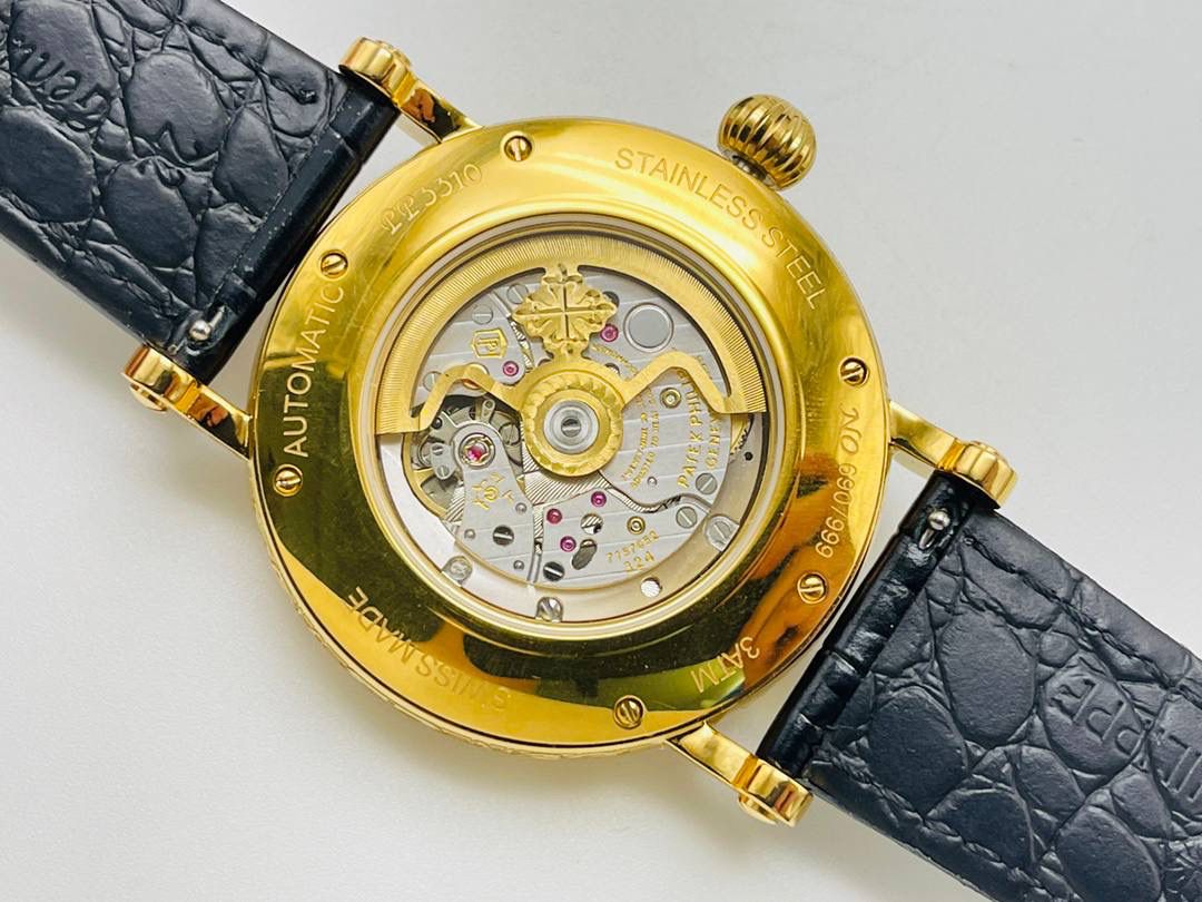 经典再续 百达翡丽古典表系列——5296-001．铂金V4升级版🤩😍细节方面： 1⃣️全新904L打造整体壳套，完善表壳细节，提升打磨质量，独家还原出正品的完美比例和特有质感。日历窗口改大小与正品一致，而非普通正常窗口！ 2⃣️刻度，指针采用最新的贵金属电镀技术加持，效果更佳出彩！ 3⃣️“锅盖型”微凸蓝宝表镜，版型与正品一致，效果通透，辨时清晰。 4⃣️【引领一体机时代】采用定制版Cal.9015改324机芯，超薄稳定性强！ 5⃣️【表带】经典意大利小牛皮表带，纹路清晰，质感上乘。针式表扣打磨齐整光亮，通用原装无压力。