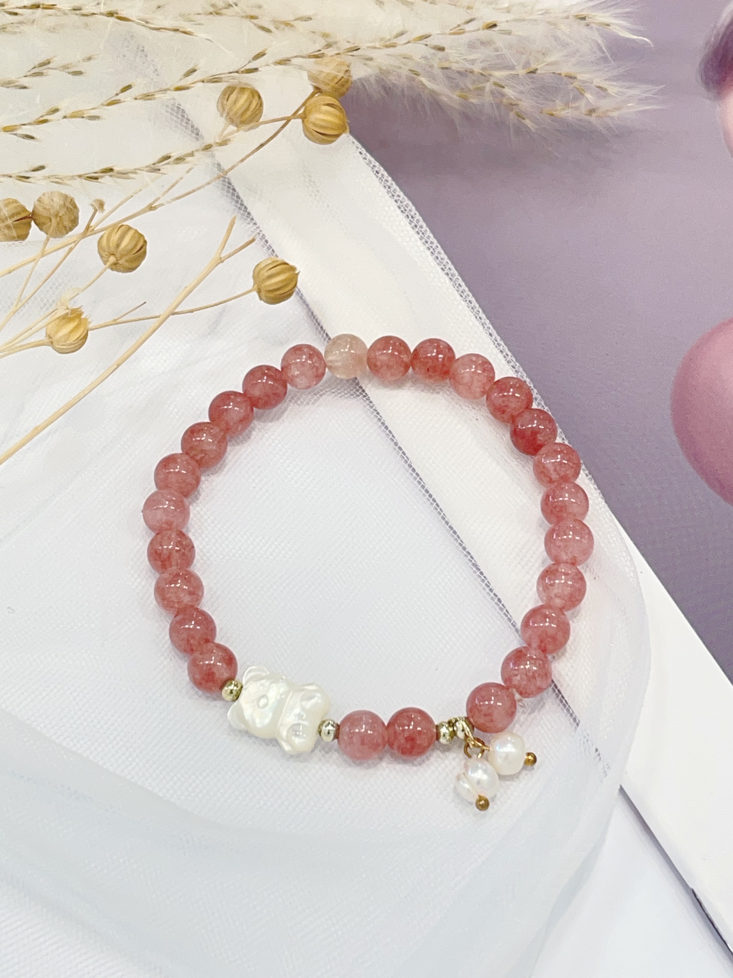 🍓草莓晶 Strawberry Quartz 手串｜6.5mm 贝壳小熊 × 淡水珍珠点缀