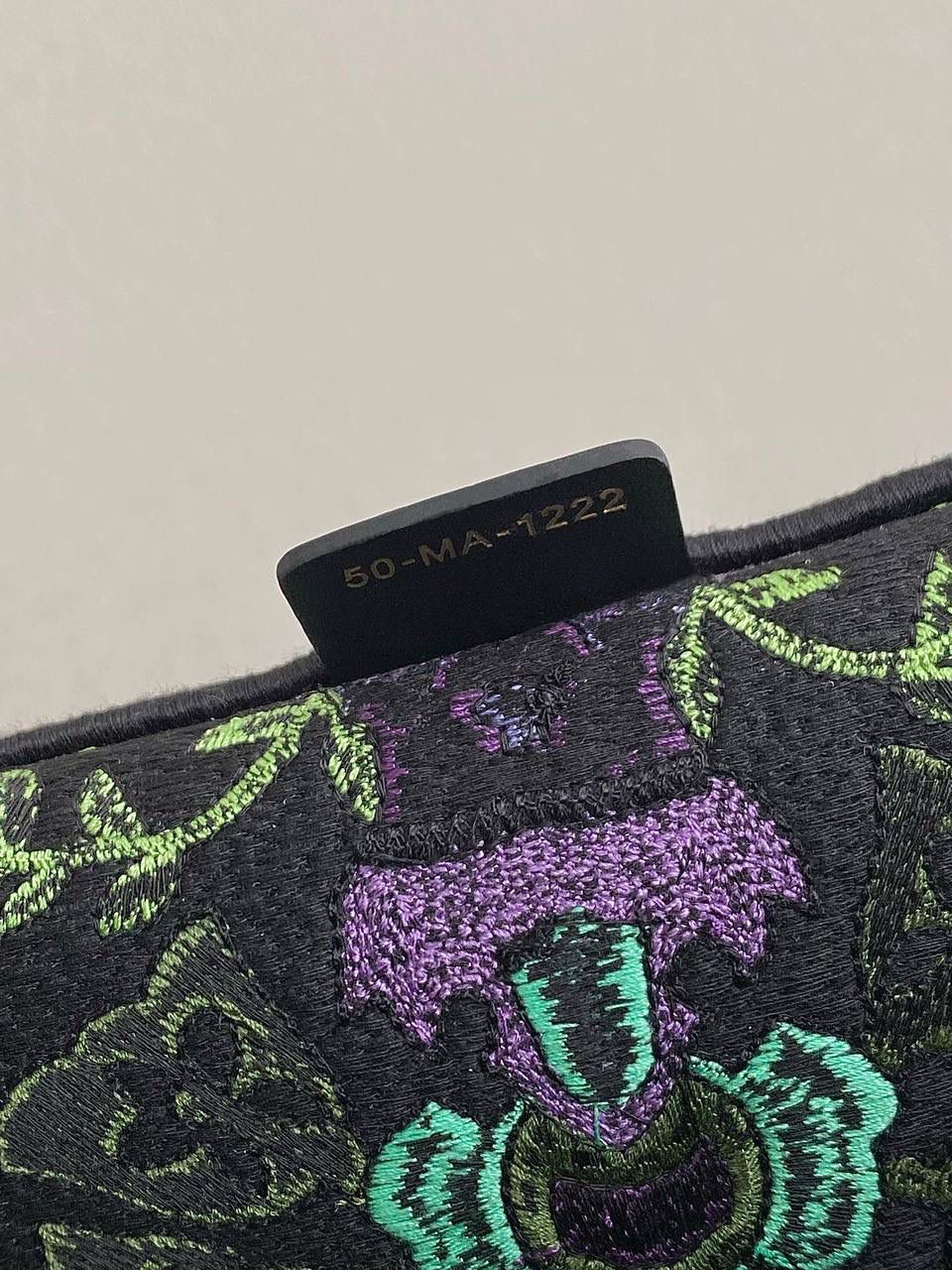 🈶漫花紫大号 𝗖𝗗 𝗕𝗼𝗼𝗸 𝗧𝗼𝘁𝗲 23最新购物袋 独特而神秘的紫色，今年的热度依旧不减 对于我这种偏爱彩色的来说，简直惊叹 印度异域风情，大自然永远有的灵感 有几分漫而梦幻的氛围气息，温柔雅致 带有一种稳定，静谧，和谐的基调🎀 多元素的文化交流，是一只行走的艺术品 42×35×18.5cm