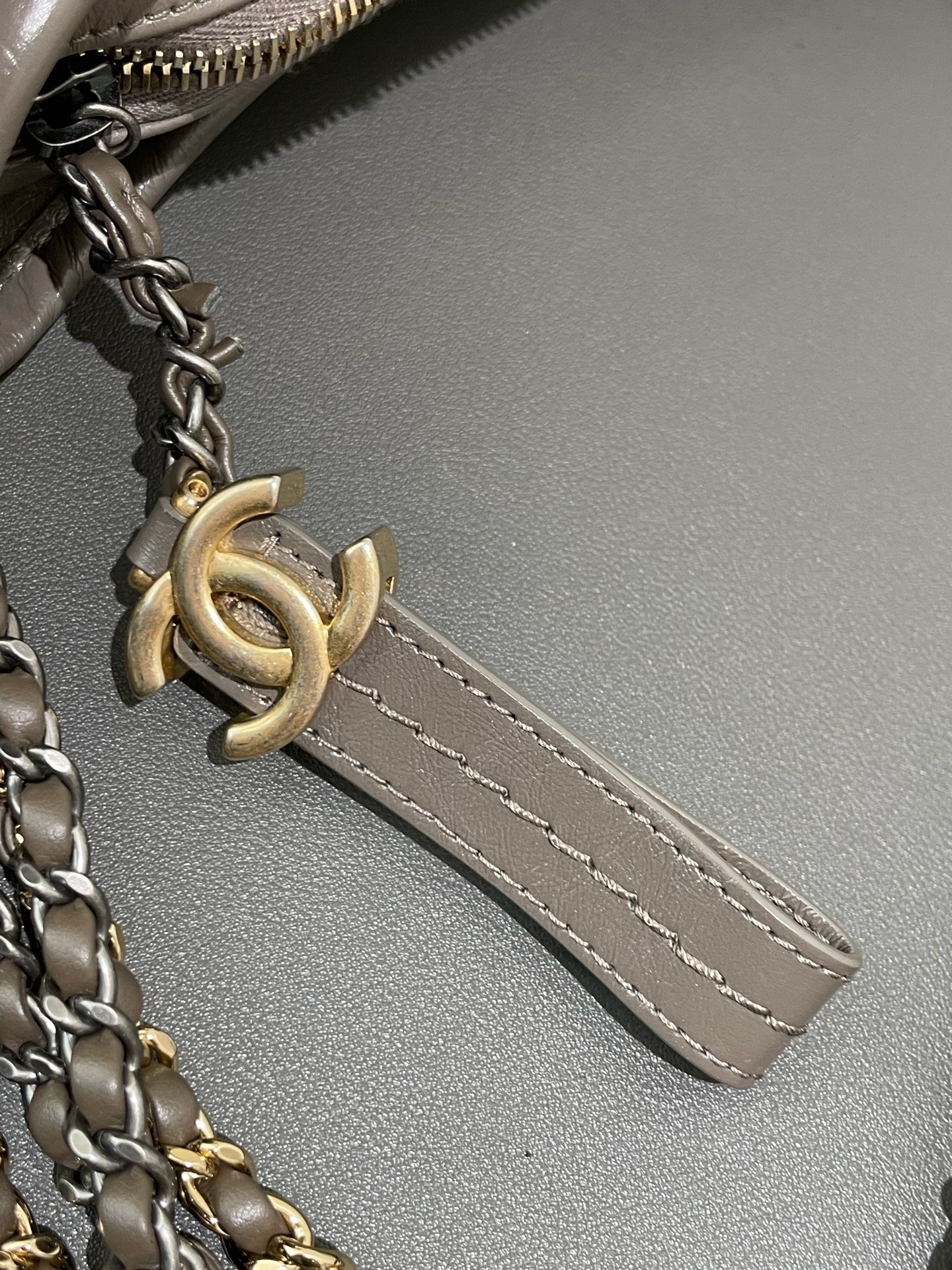 【預訂貨品】CHANEL 大象灰流浪包