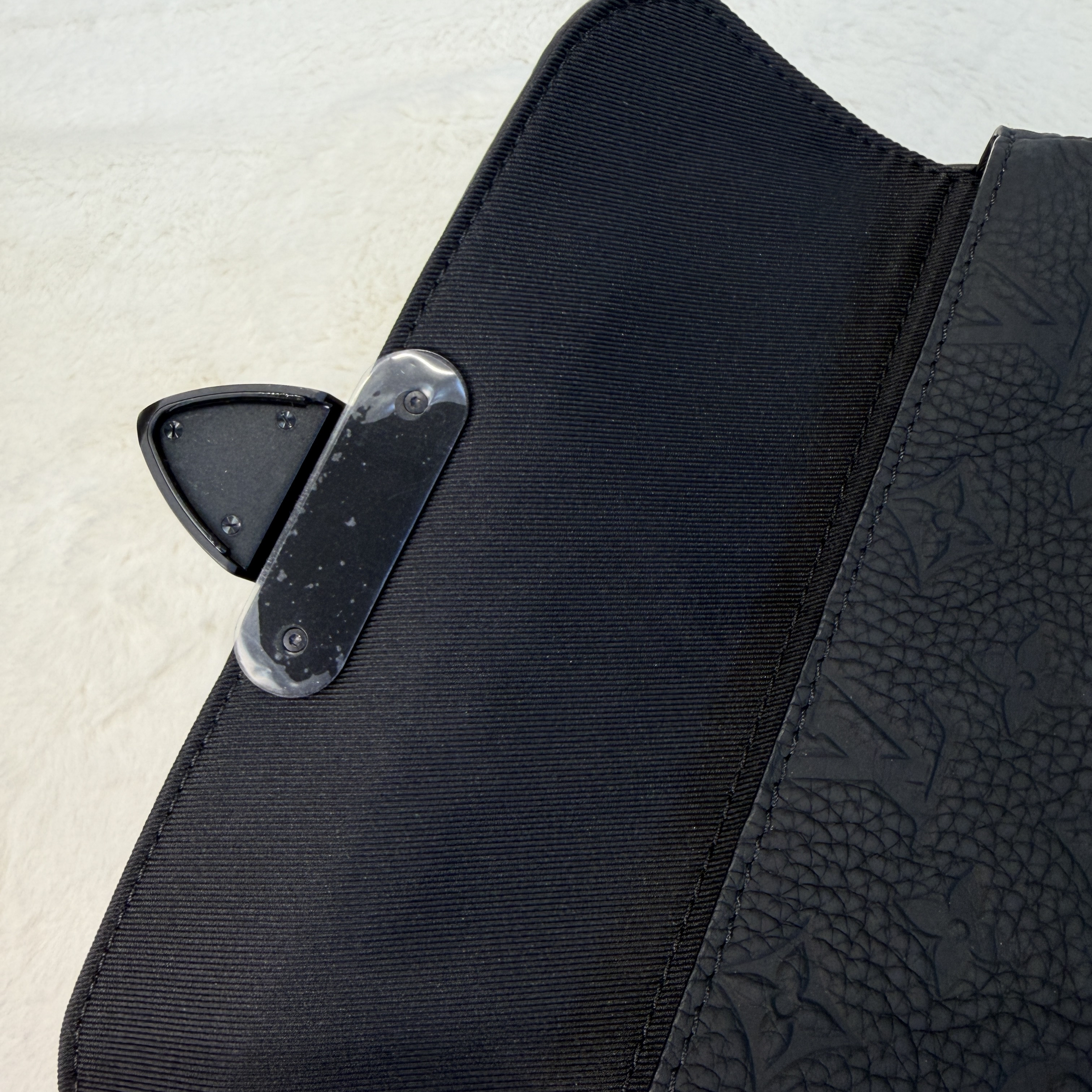 LV S-Lock Messenger 最型格暗黑風格🖤情人節回禮一流❤️‍🔥 