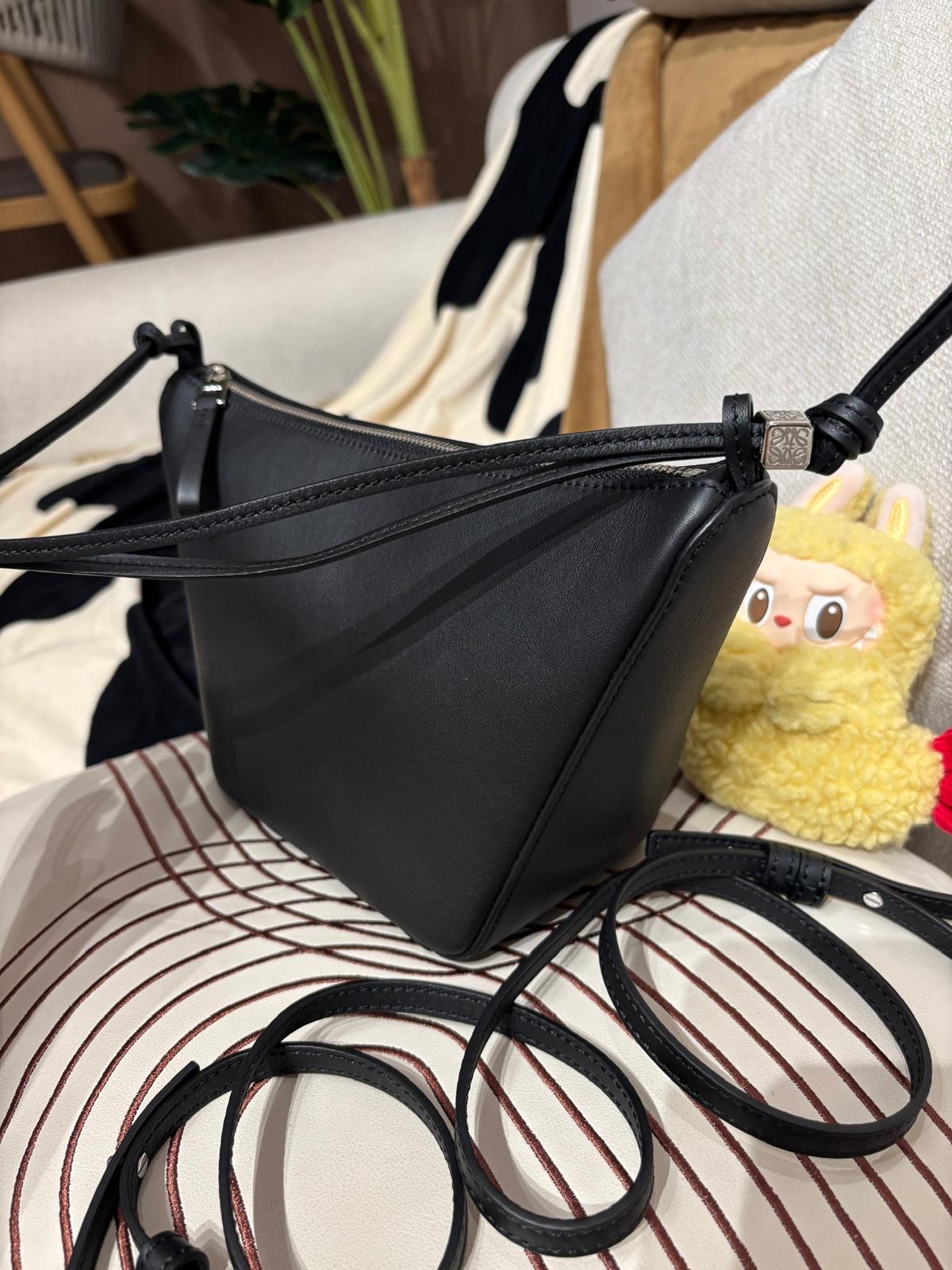 全新未使用品 Loewe Mini Hammock hobo in classic calfskin 黑色牛皮 100%Authentic, 全新未使用品 Unused ✅Booklet ✅Dust bag