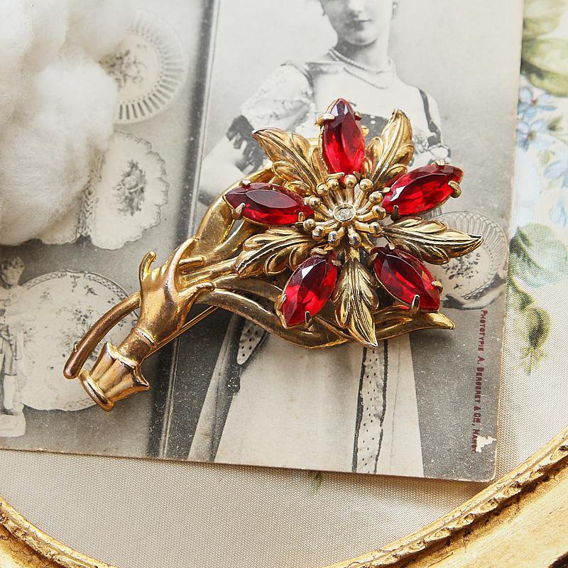 War Time Romance - 1940s Red Flower Bouquet in Hand Brooch (EA1466)