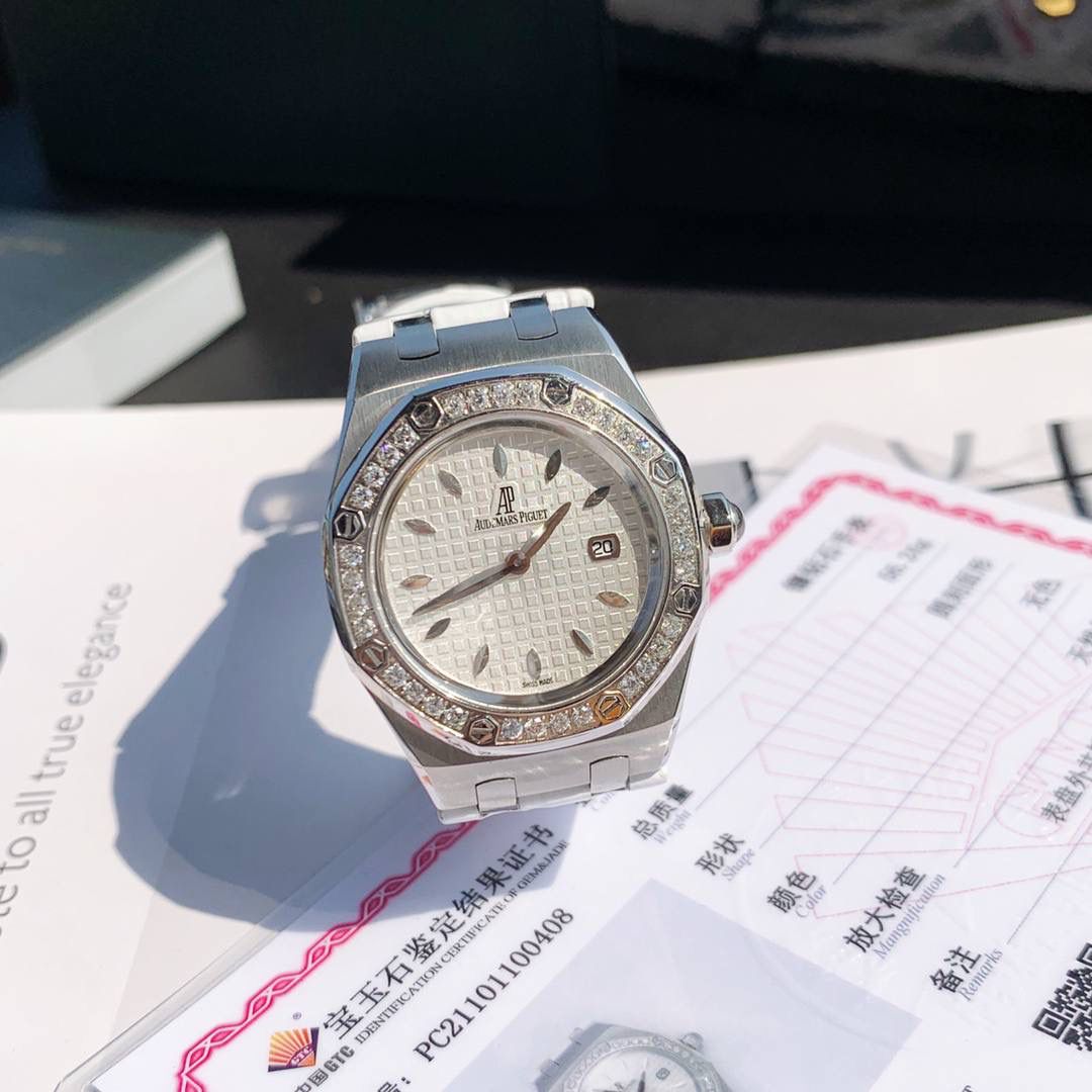 全网女神看过来😍😍这款爱彼女表才是最具有性价比的… 爱彼皇家橡树系列型号67601石英腕表，皇家橡树系列独有的八角形外观还拥有爱彼独特的设计风格也将女士优雅风格融入其中，深受女明星们的爱戴，表带澳洲湾鳄鱼皮，即使只有33毫米的小尺寸，也将爱彼独有的纯净美感与刚毅线条展现的淋漓尽致，而镶满钻石的表圈也为佩戴的女士增添了更多的柔美。（32颗明亮式切割美钻，总重约0.65克拉）巴蒂镶嵌一枚半透明凸面蓝宝石，搭载瑞士进口石英机芯，拥有实用的日历显示功能，女士们佩戴起来不会显得沉重 ，配专柜最新全套包装发货！这种货一般数量不是很多哦