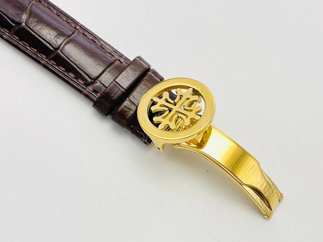 百达.翡丽最热门款式，PP复杂功能计时系列5146R 5147🔥🔥 1⃣️采用39MM表盘直径，精巧绝伦！ 2⃣️搭载高性能Cal.324自动机械机芯，具备年历，日期，月份和月相显示功能，提供了强大的时间衡量功能，表盘设计中心大秒针，是时间易于读取。 3⃣️相信这样的一款腕表会是很多爱表人士所梦寐以求的，但是就如它水中月的意象一样，可遇而不可求，所以，如果有个机会出现在你面前，那么就好好珍惜吧。