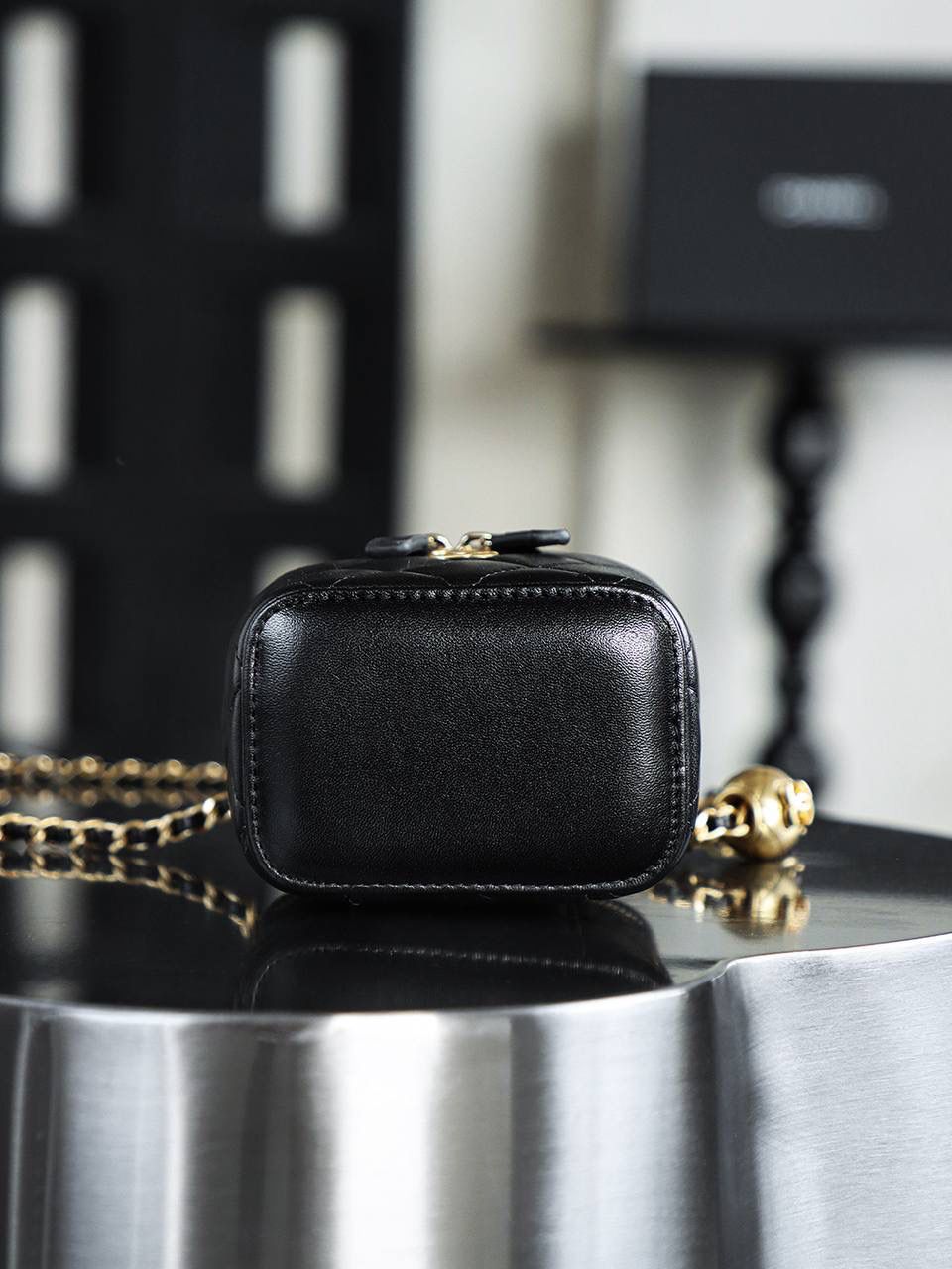 金球口紅包鑒定版👜 一包一碼 支持全球鑒定查驗身份證原廠專G GR皮料過關清單資料可査詢✅ 在時尚的廣袤宇宙中，金球口紅包宛如一顆奪目的璀璨明珠，散發著無可比擬的獨特魅力。 其巧妙之處在於，將口紅收納與精緻手袋完美融合，不僅可隨心調節肩帶長度，更成為點睛之筆，每一次轉動，都宛如開啟時尚魔法的鑰匙 五金：全銅厚鍍24k復古金 皮料：GR原廠小羊皮 尺寸：8.5*11*7cm