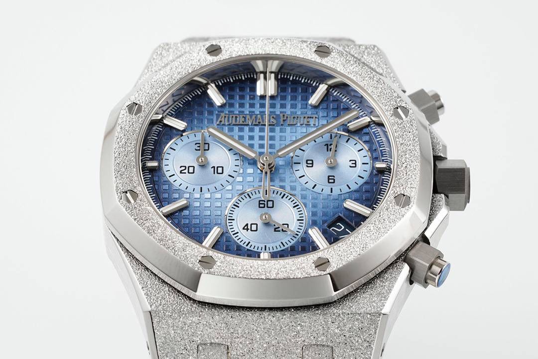 🚀新品爱彼皇家橡树系列26240系列，是一款41毫米精钢自动上链计时码表，搭载APS开发自研Calibre 4401一体机芯，具备飞返计时、小时/分钟/小秒显示及日期功能。其标志性八角形表圈配以八颗六角螺丝，搭配“Grande Tapisserie”大型格纹表盘，层次感鲜明。一体式精钢表链延续了1972年首款皇家橡树的经典设计，兼具运动与优雅。全新开发一体机芯采用导柱轮与垂直离合结构，振频28,800次/小时，与原版完全一致，动力储存约70小时，防水深度50米。AP融合高级制表工艺与前卫美学，是奢华运动腕表的典范之作。💯🔥🔥