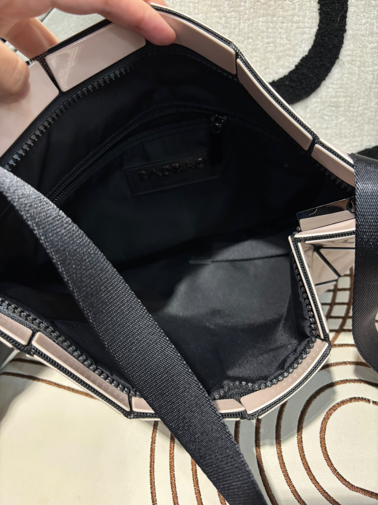 Issey Miyake bao bao crossbody bag 100%Authentic, 98%New ✅Dust bag
