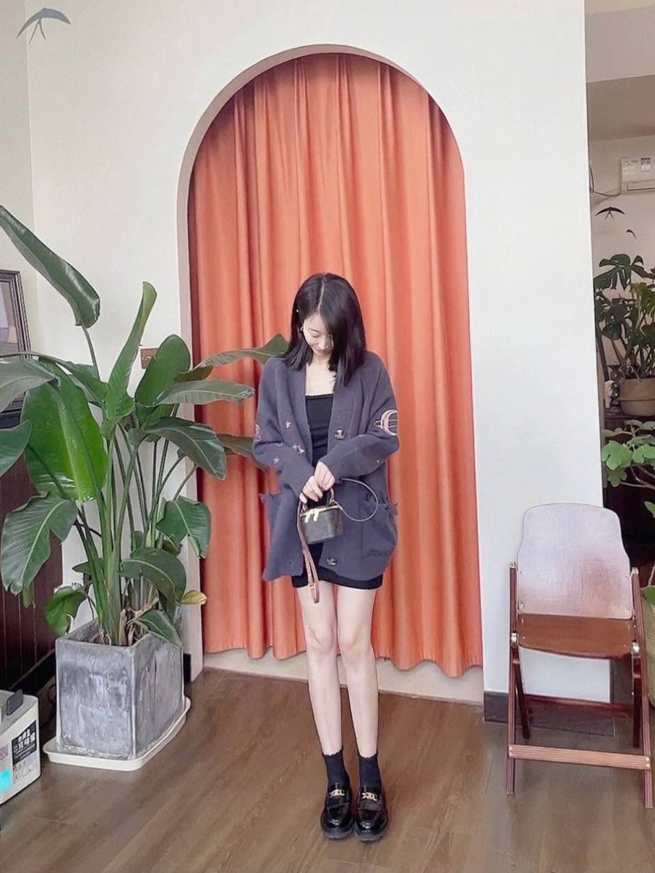 🔥大货实拍图 𝗖𝗘𝗟𝗜𝗡𝗘 ♥ 𝗧𝗥𝗜𝗢𝗠𝗣𝗛𝗘迷你小方盒 型号：10J762 尺寸：9.5*8*9cm CELINE女孩盲冲新款迷你小盒子，可爱到💥，夏天搭短袖，冬天配大衣，都是随手一拎就可以出门，到手就是大写真香～