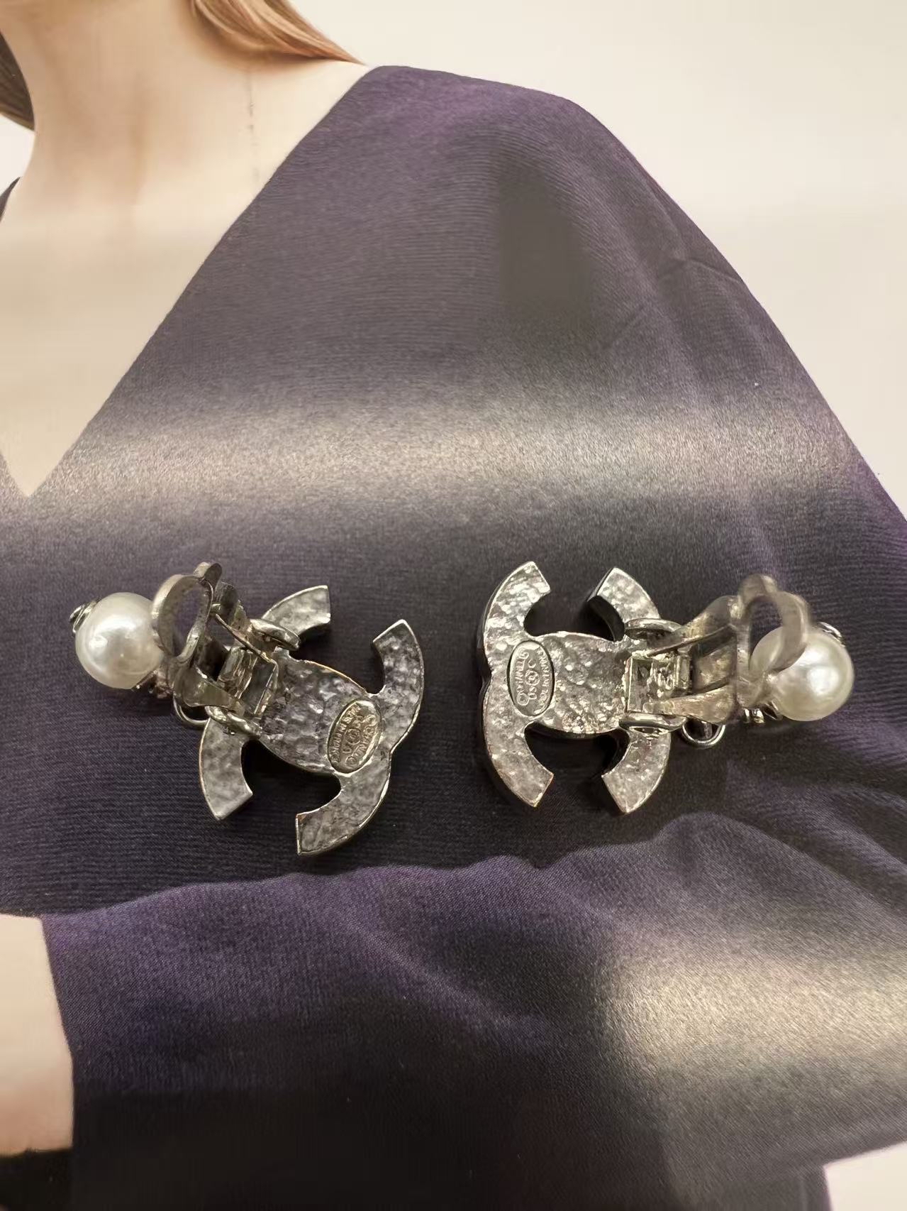Chanel earrings silver in metal