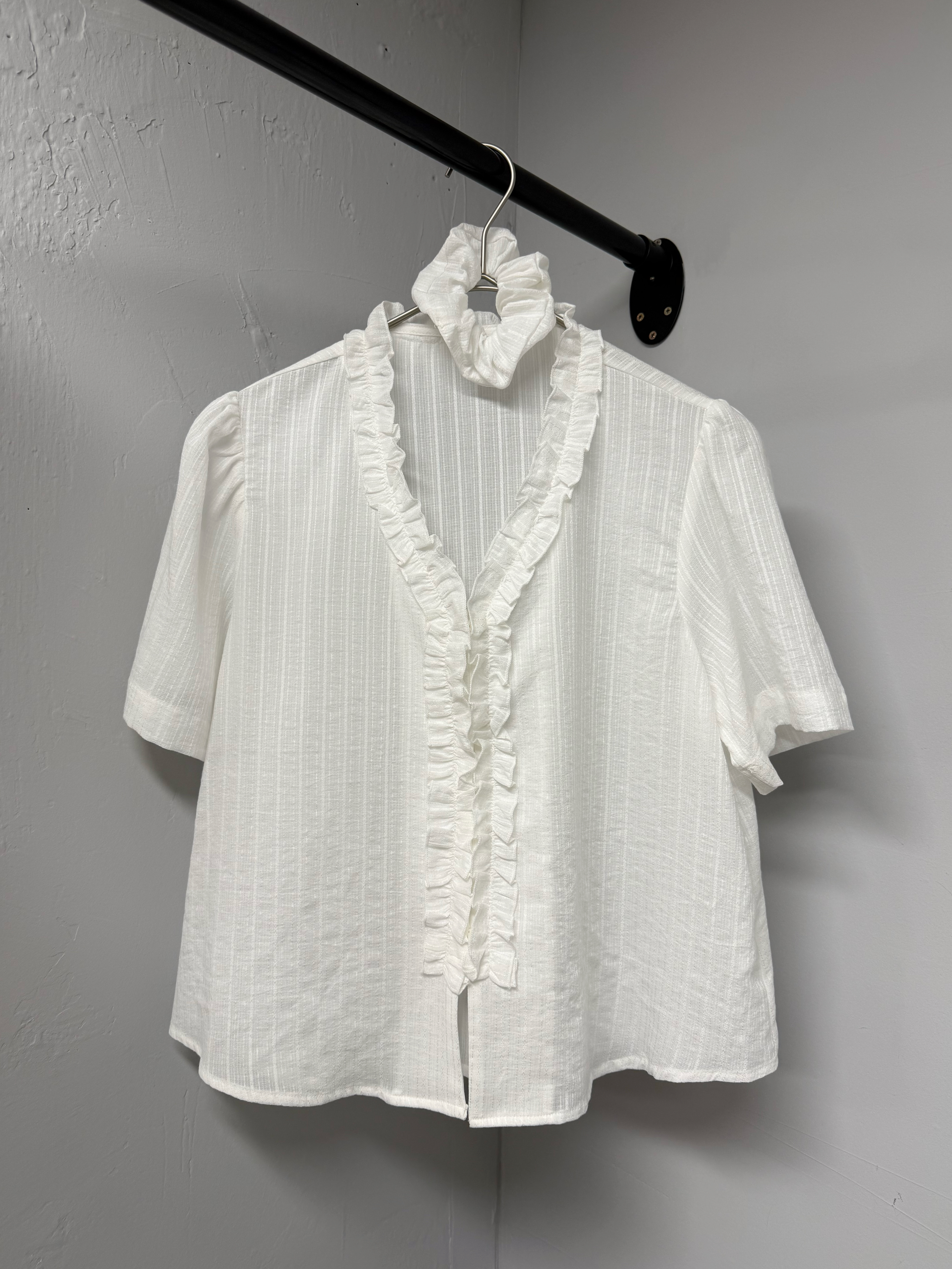 V-neck design ruffle top（with scrunchie) #top133