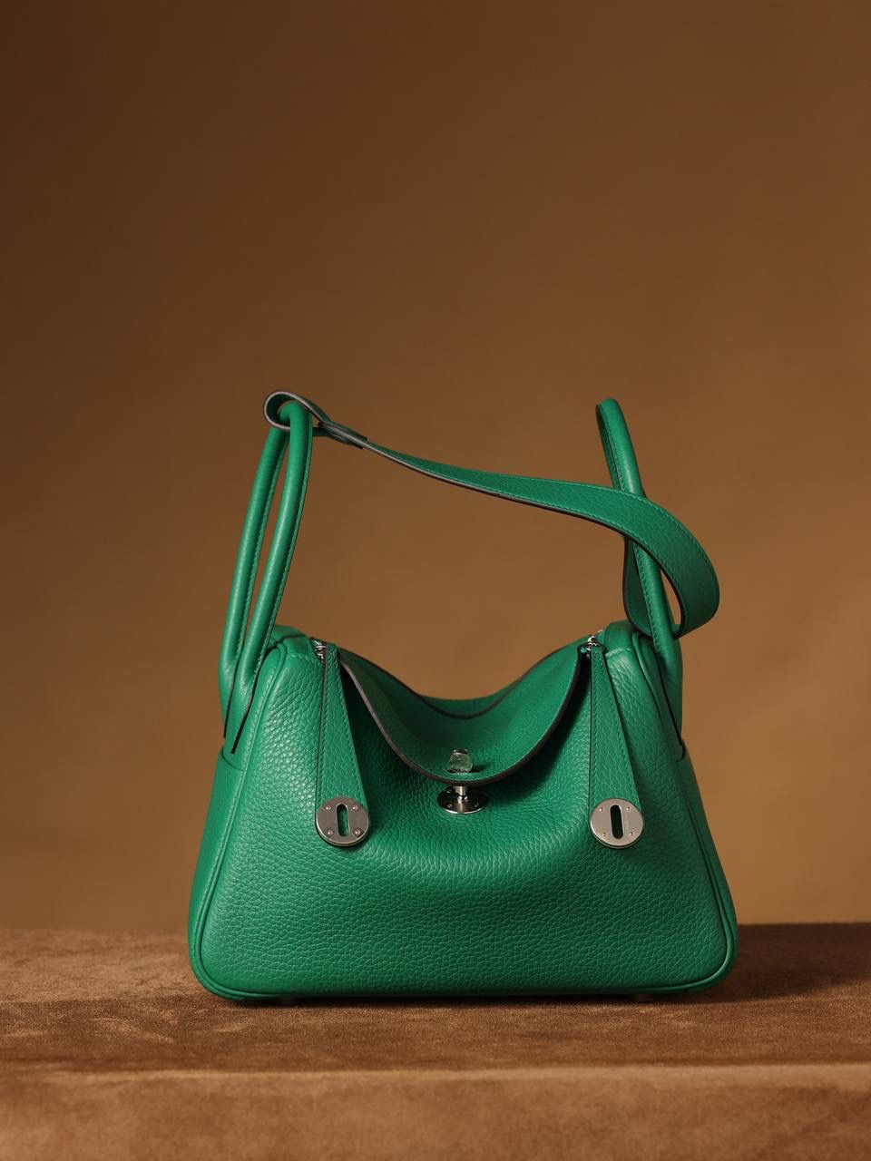 Hermes 爱马仕 Lindy 26cm 丝绒绿银扣👜✨ Lindy 独家渠道货 独家欧洲原厂皮原厂五金组装的ZP尾单货 尺寸：26*18*14 cm Lindy是采用原厂的正品TC皮，什么是TC皮？ 爱马仕专用的clemence,简称tc皮，是Hermes最受欢迎的皮革之一，颜色会比Togo少一些，但是纹路比Togo细腻，含油更高，更软，因此稍稍有些下垂感的特点。