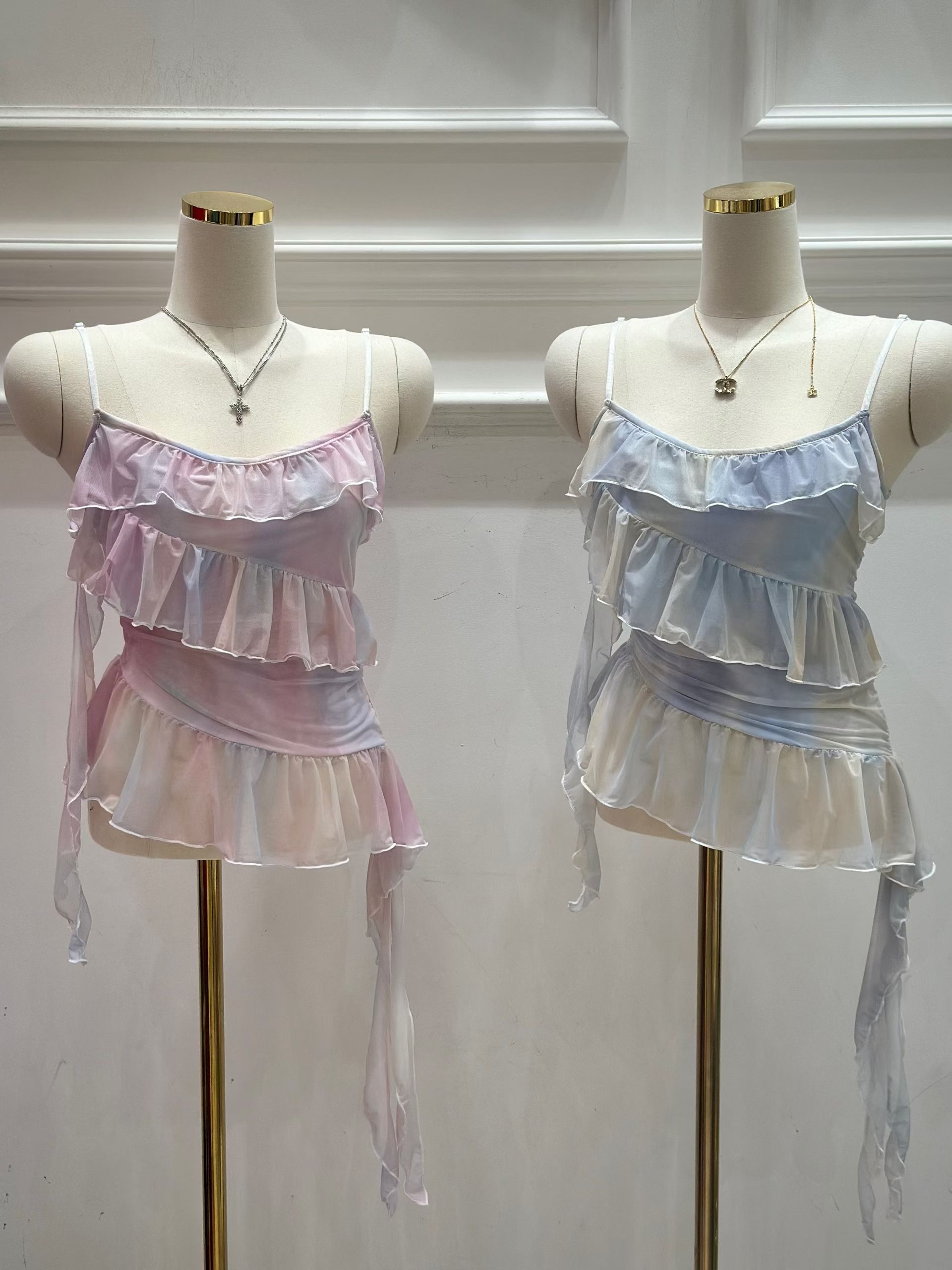 自帶仙氣！🪼🤍 Rainbow ruffles top