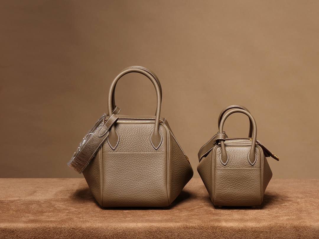 Hermes 爱马仕 LindyMini 19cm 、26cm大象灰金银扣 容量大小对比🆚 尺寸：19*12.5*9cm 尺寸：26*18*14 cm