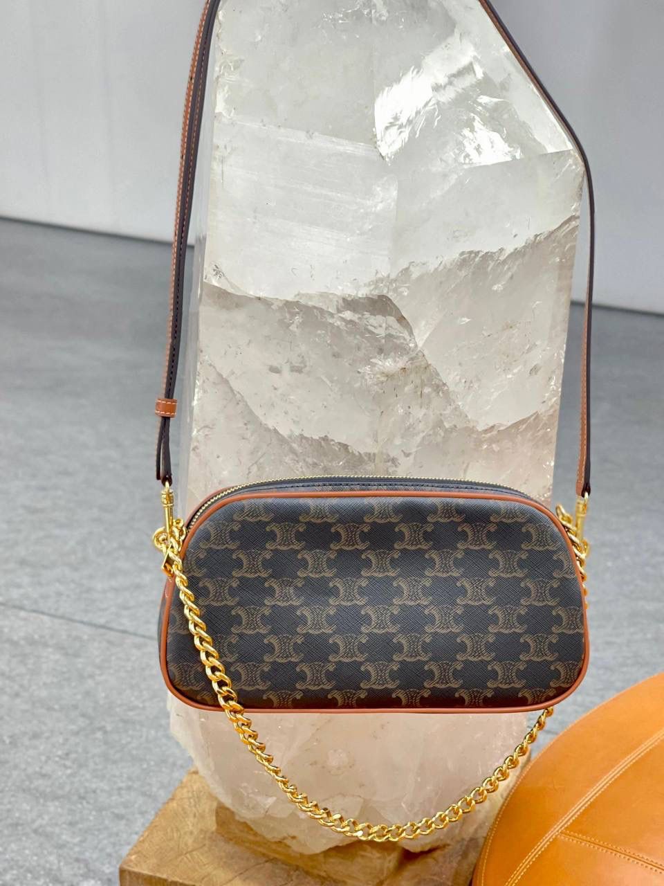 🔥大货实拍图 𝗖𝗘𝗟𝗜𝗡𝗘 ♥️ 𝗠𝗨𝗟𝗧𝗜双肩带相机包 型号：114122 尺寸：24*14*5cm 今日份安利💁‍♀️𝑪𝒆𝒍𝒊𝒏𝒆上新款啦！以独特的设计理念，成为又一个新的精巧之作！此刻有两个链条，真的好爱，即可单肩又可斜挎～