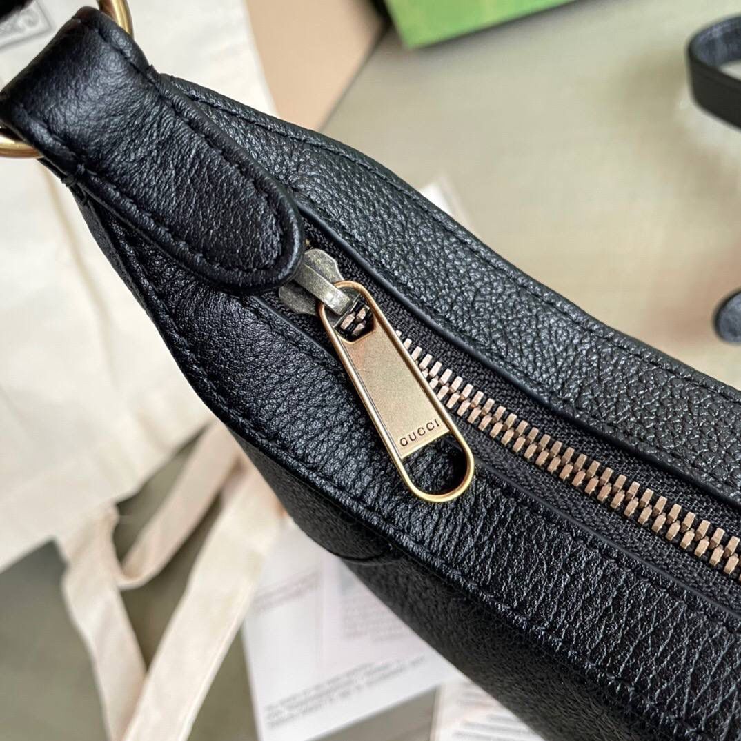 独家特级正品 。G731817！尺寸：25x19x7cm！Cosmogonie)系列在意大利历史悠久的蒙特城堡亮相。这一全新的新月造型小号肩背包从品牌典藏元素汲取灵感，采用柔软皮革材质呈现，并饰有在20世纪70年代亮相的双G标志🔥🔥🔥 它配有两条可肩带 可调节肩带（55厘米高） 可拆卸链式肩带（26厘米高）