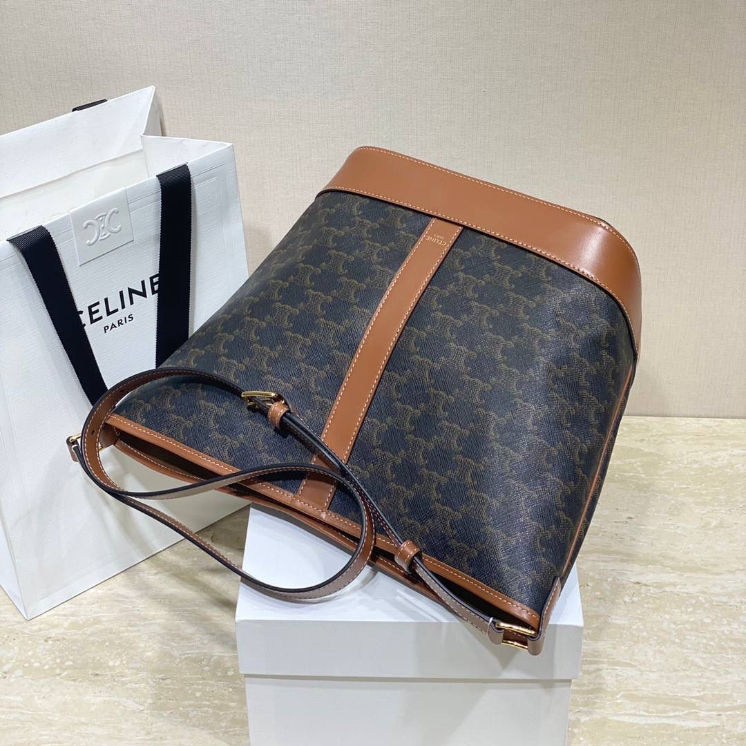 🔥大货实拍图 𝗖𝗘𝗟𝗜𝗡𝗘 ♥ 𝗧𝗥𝗜𝗢𝗠𝗣𝗛𝗘 𝗖𝗔𝗡𝗩𝗔𝗦中号水桶 多少年都不会倦怠的经典与复古设计，可以说是品牌标志性收藏款了。型号：191132 尺寸：33*27*17cm